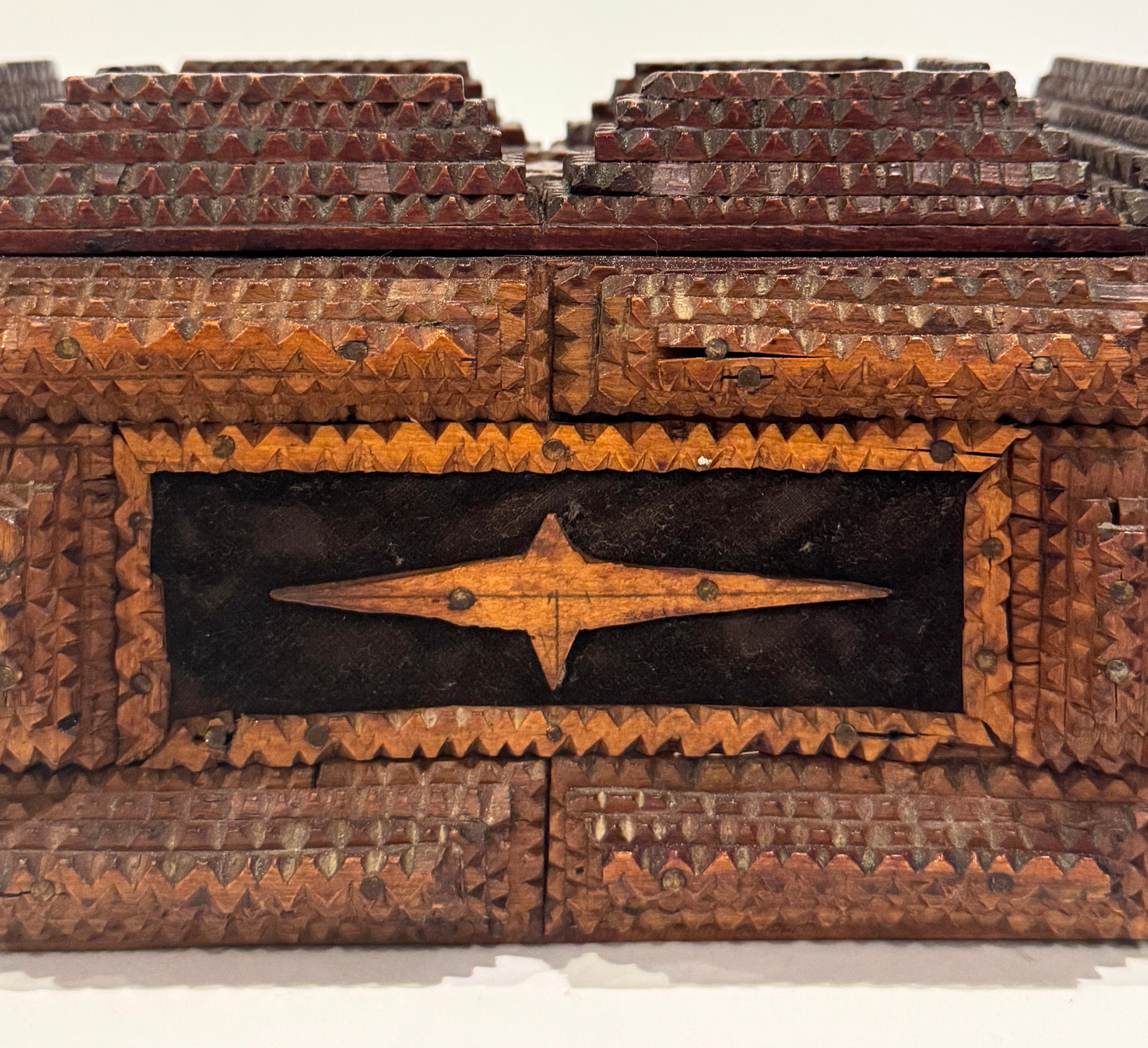 Antigua Caja Americana de Arte Popular Tramp Art Carved Terciopelo en venta