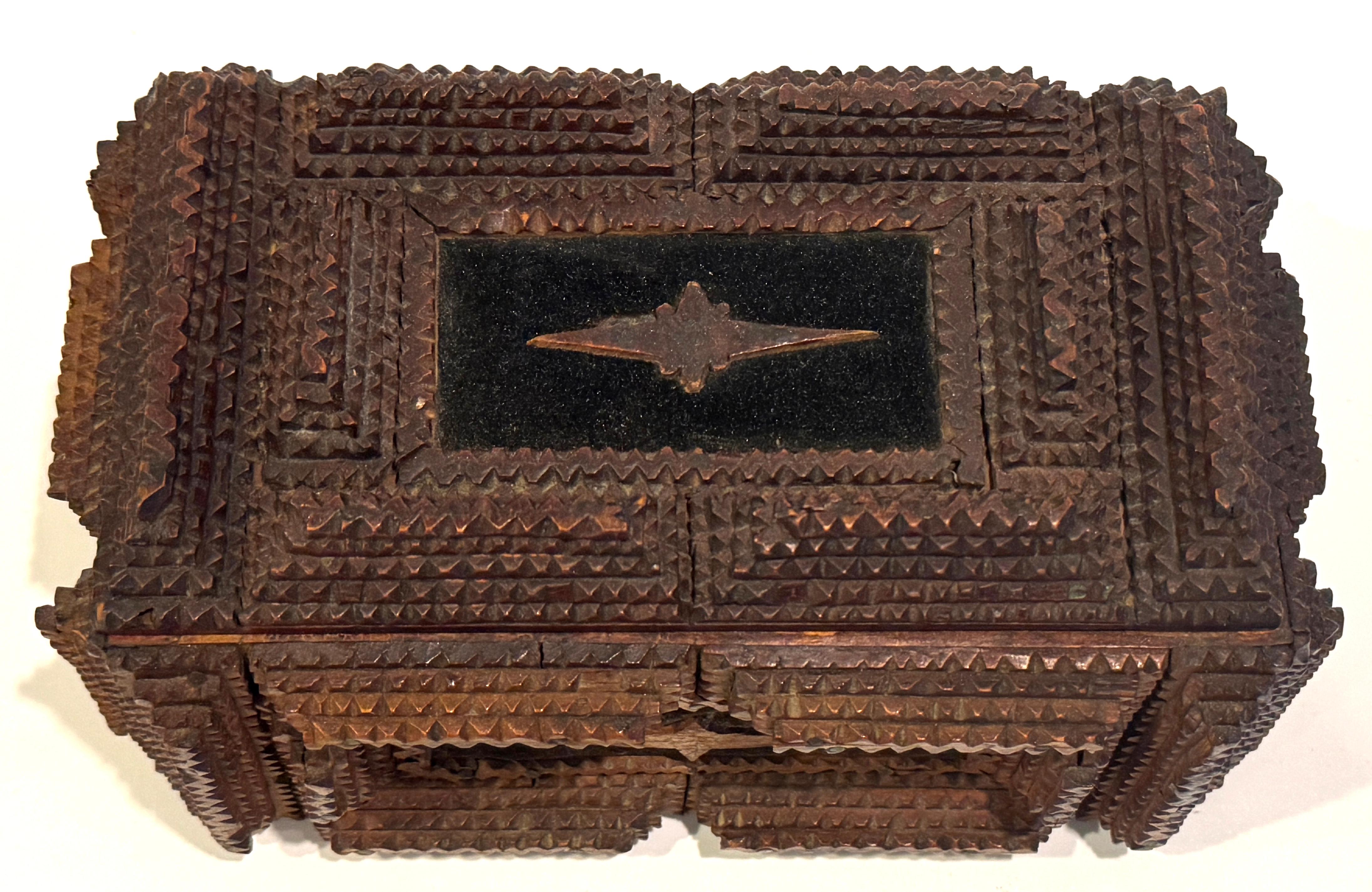Antigua Caja Americana de Arte Popular Tramp Art Carved en venta 1