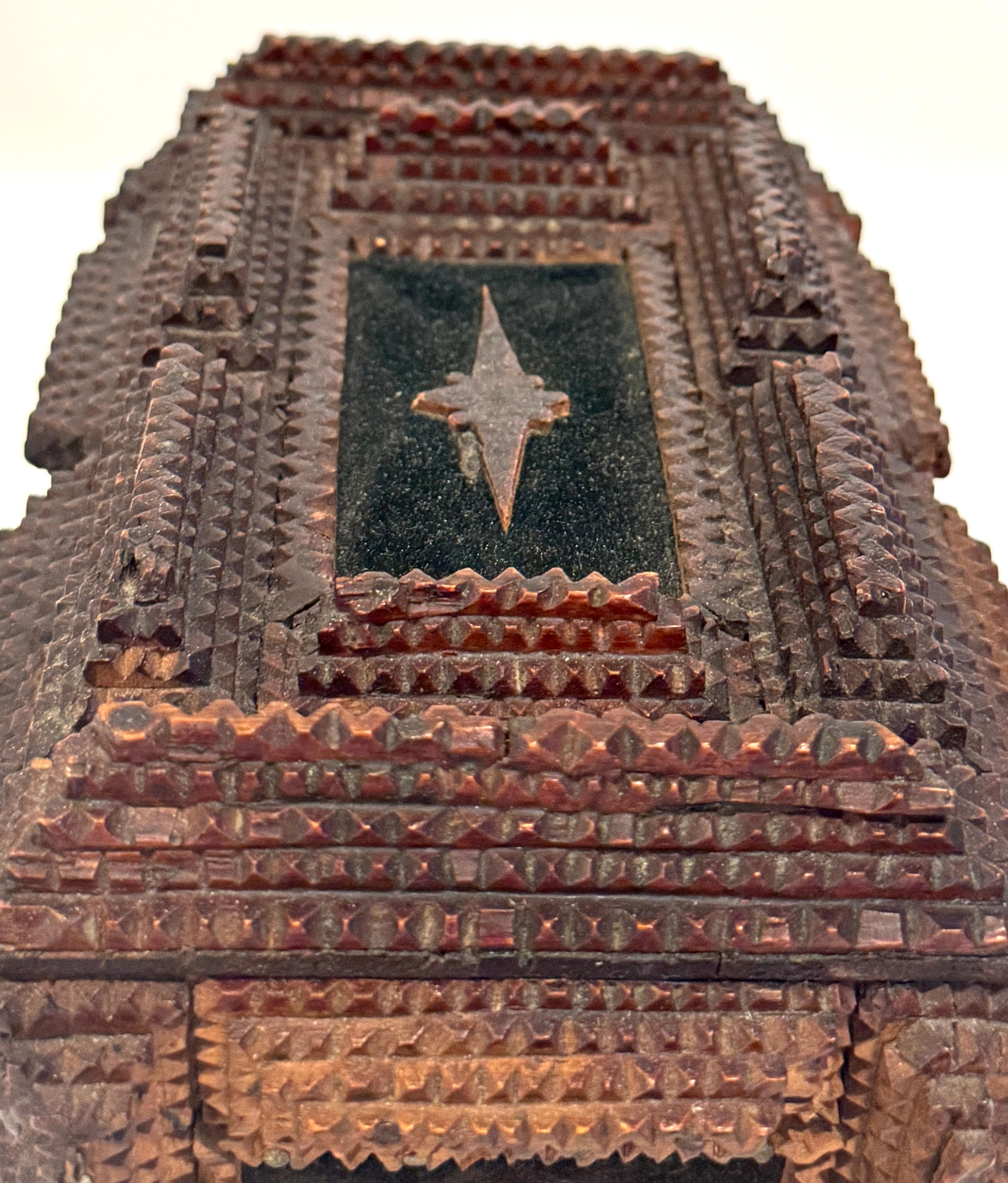 Antigua Caja Americana de Arte Popular Tramp Art Carved en venta 2