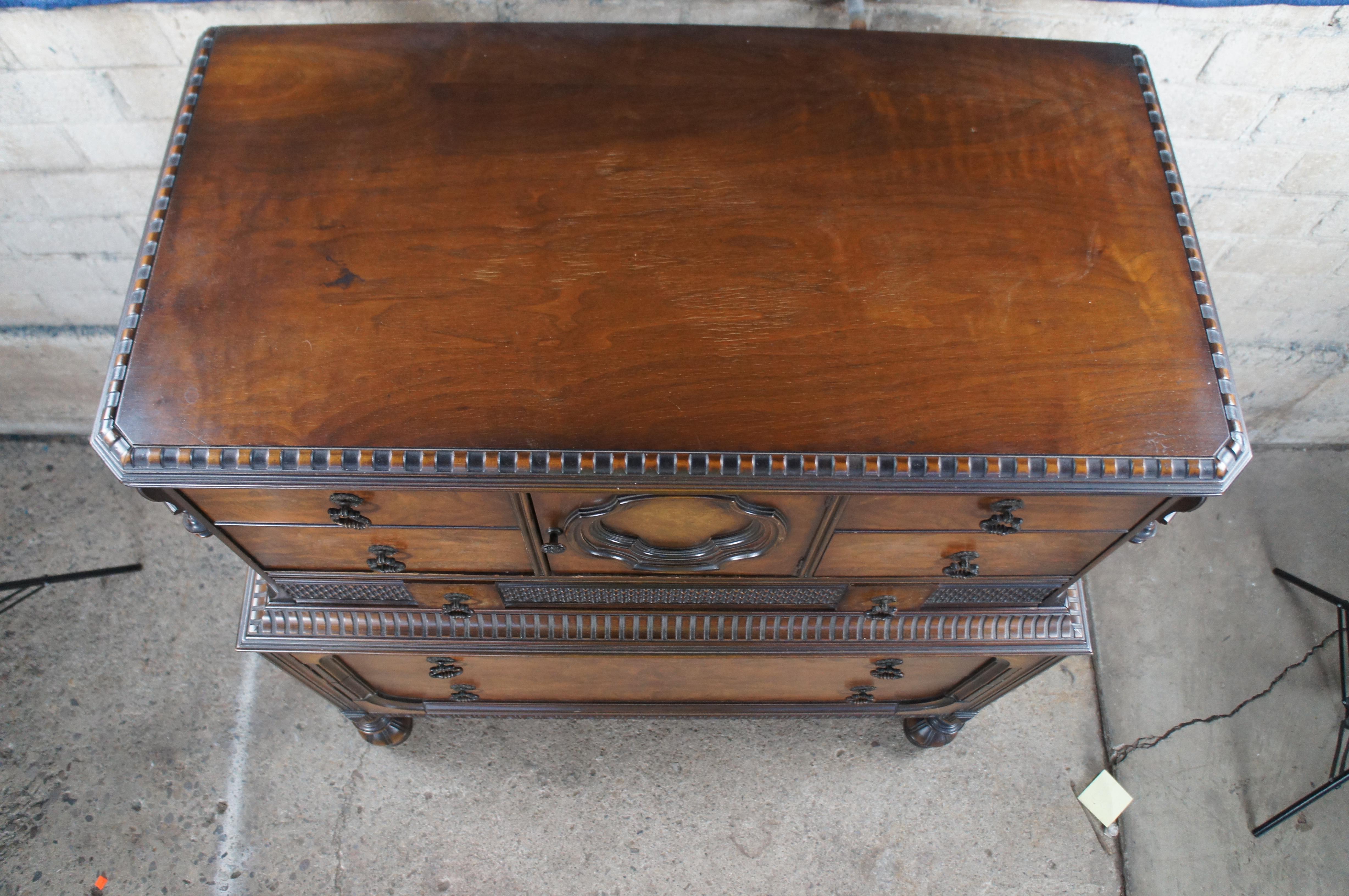 Milieu du XXe siècle American Furniture Jacobean Walnut Tallboy Dresser Chest Drawers (commode à tiroirs) en noyer en vente