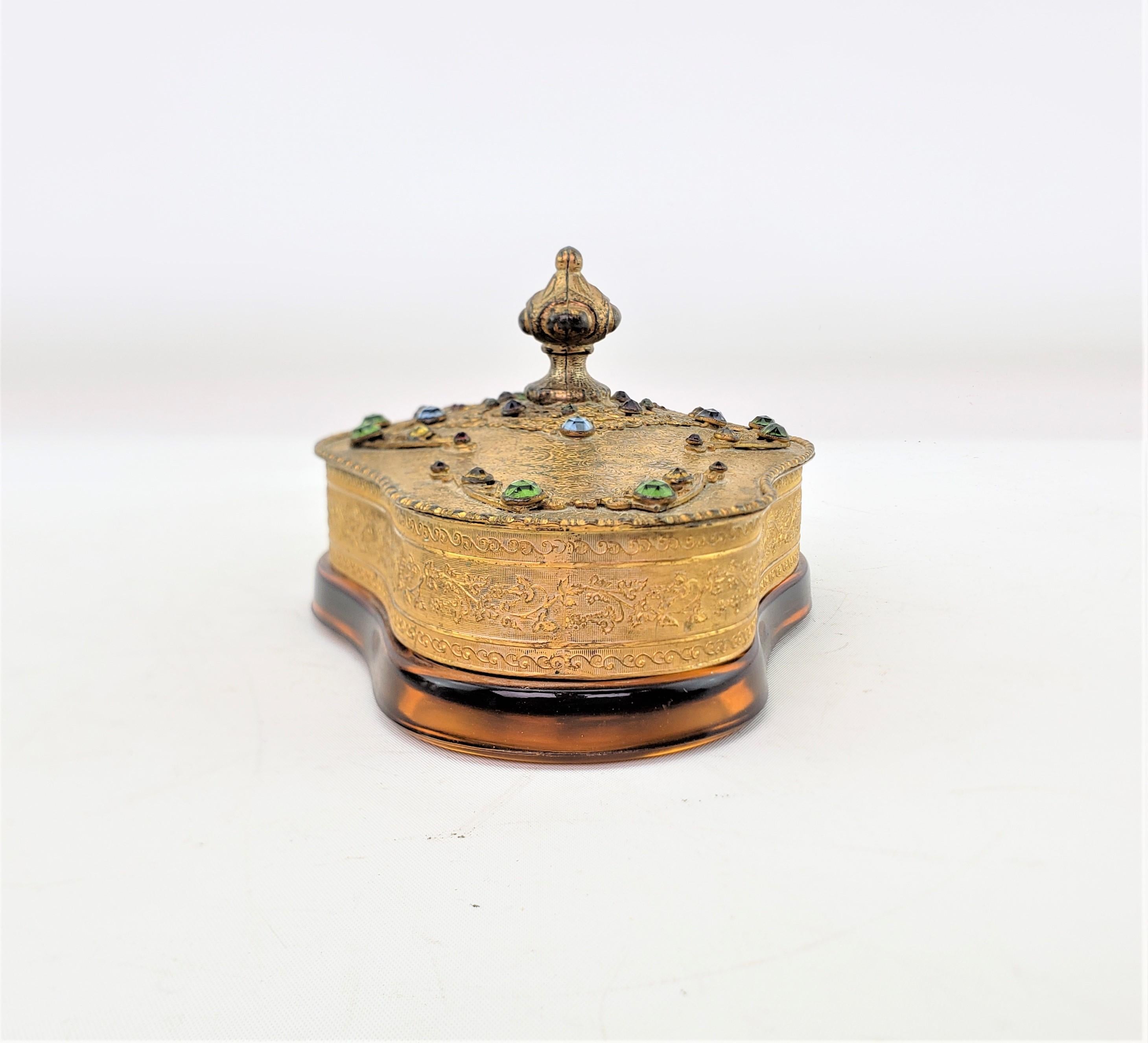Ancienne boîte ou vide-poche décorative américaine en verre doré et encastré en vente 2