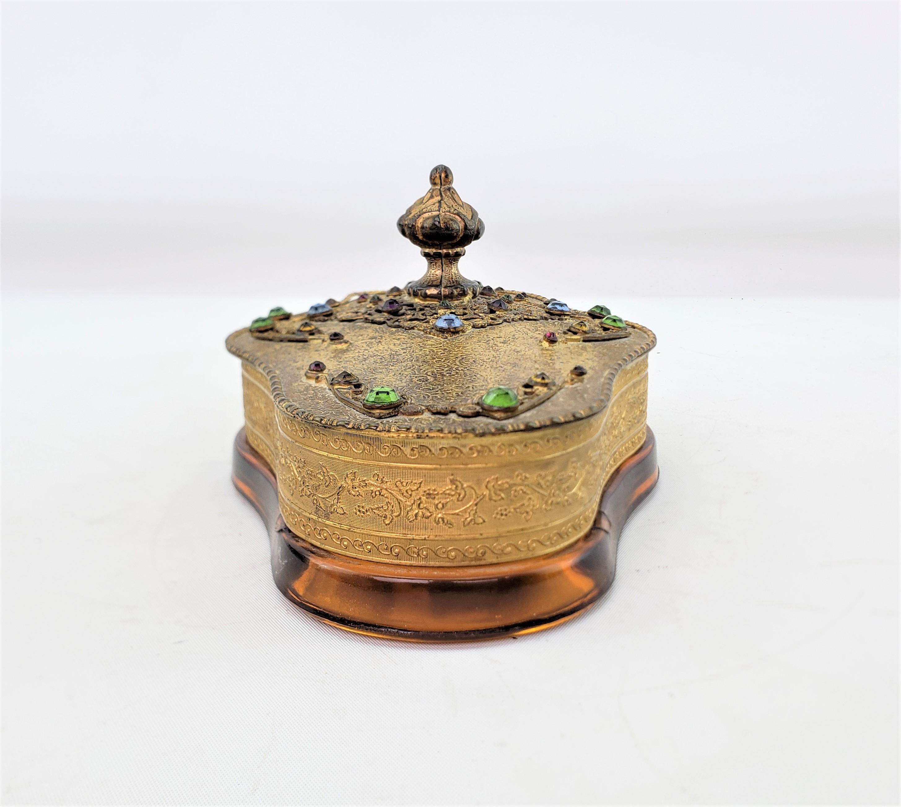 Ancienne boîte ou vide-poche décorative américaine en verre doré et encastré Bon état - En vente à Hamilton, Ontario