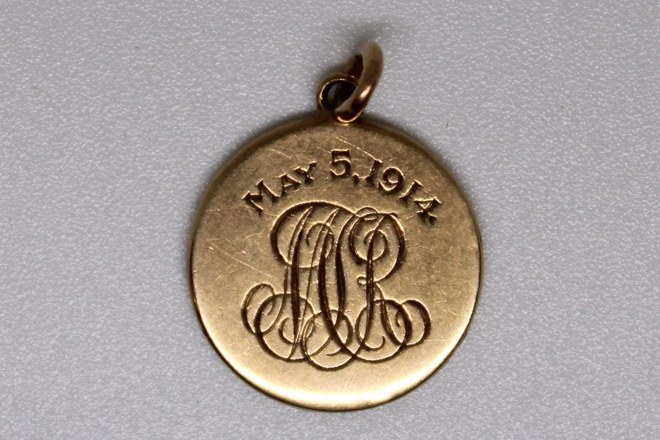 Inciso Antico amuleto americano in oro, datato 5 maggio 1914 in vendita