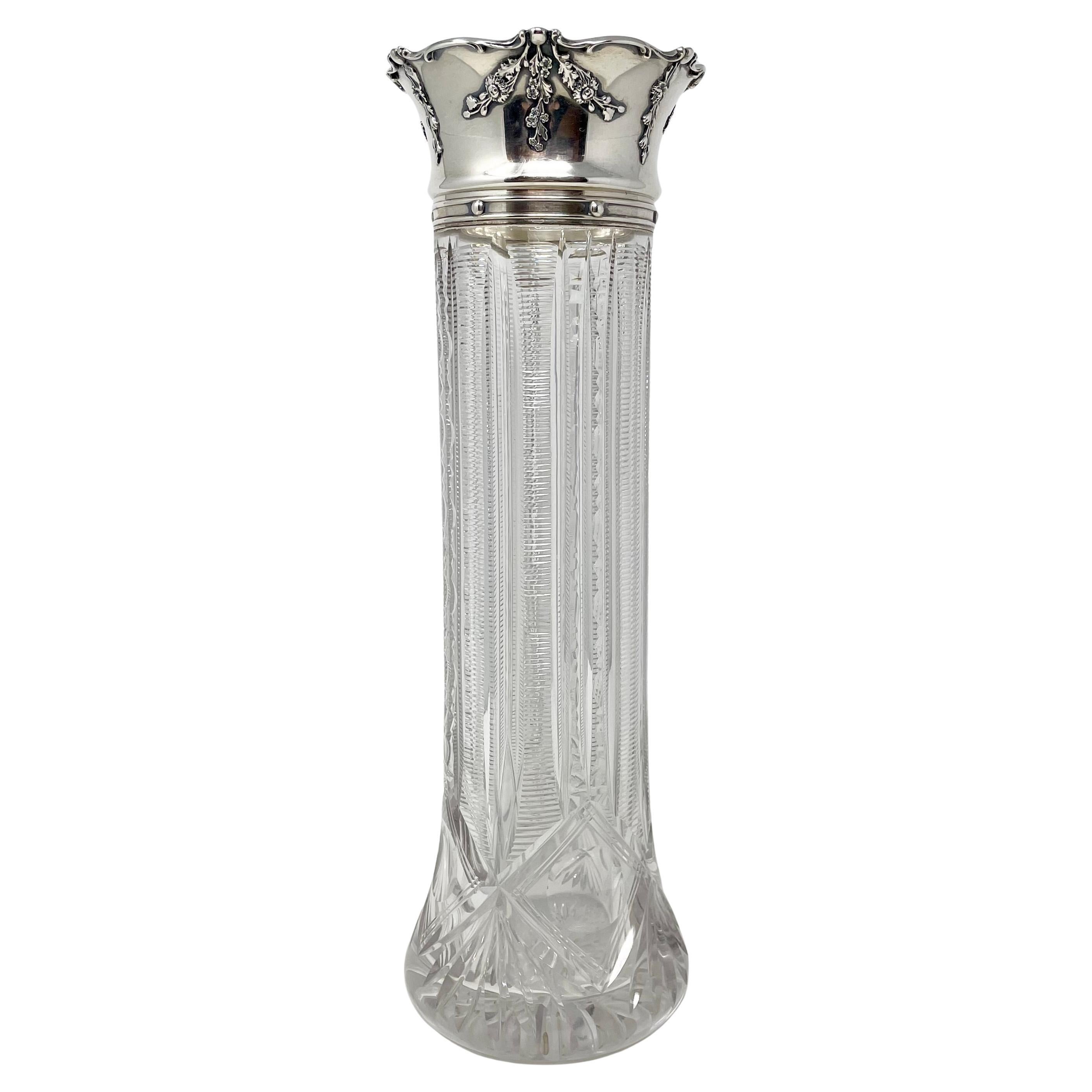Ancien vase à longue tige en cristal taillé, monté sur argent sterling, poinçonné 