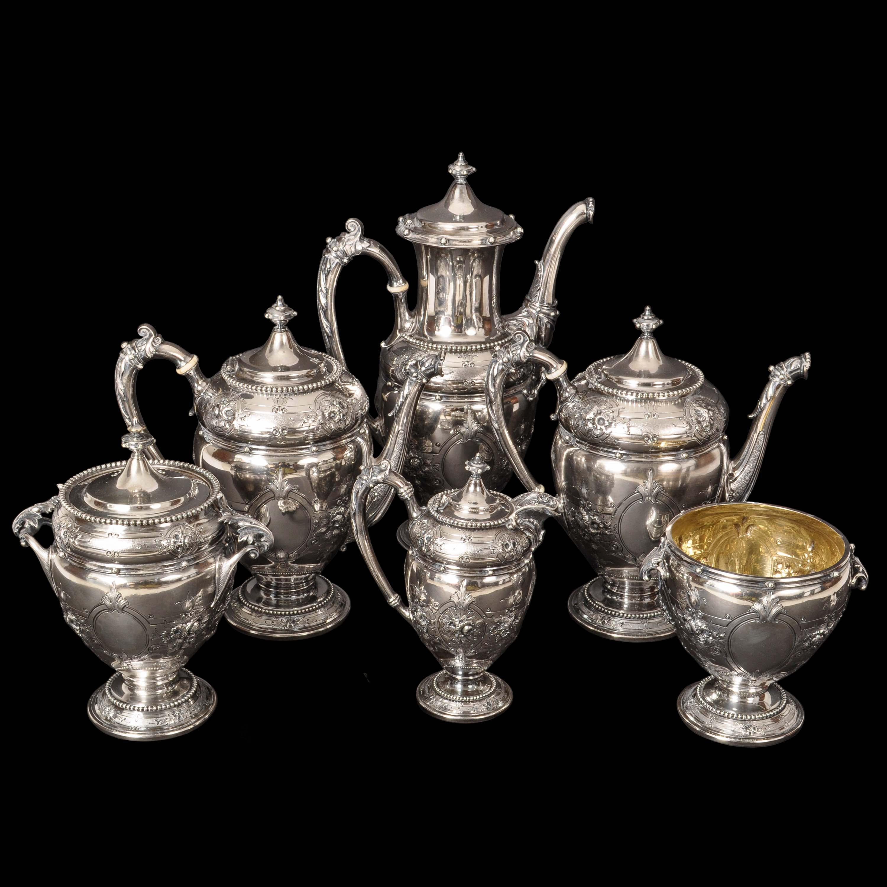 Antike Gorham & Co Münze Silber Mary Todd Lincoln Tee und Kaffee-Set, 1861.
Gorham & Co hatte dieses Set hergestellt und es wurde Mary Todd Lincoln während der Lincoln-Regierung geschenkt. Das Set besteht aus einer Kaffeekanne, einer Teekanne und