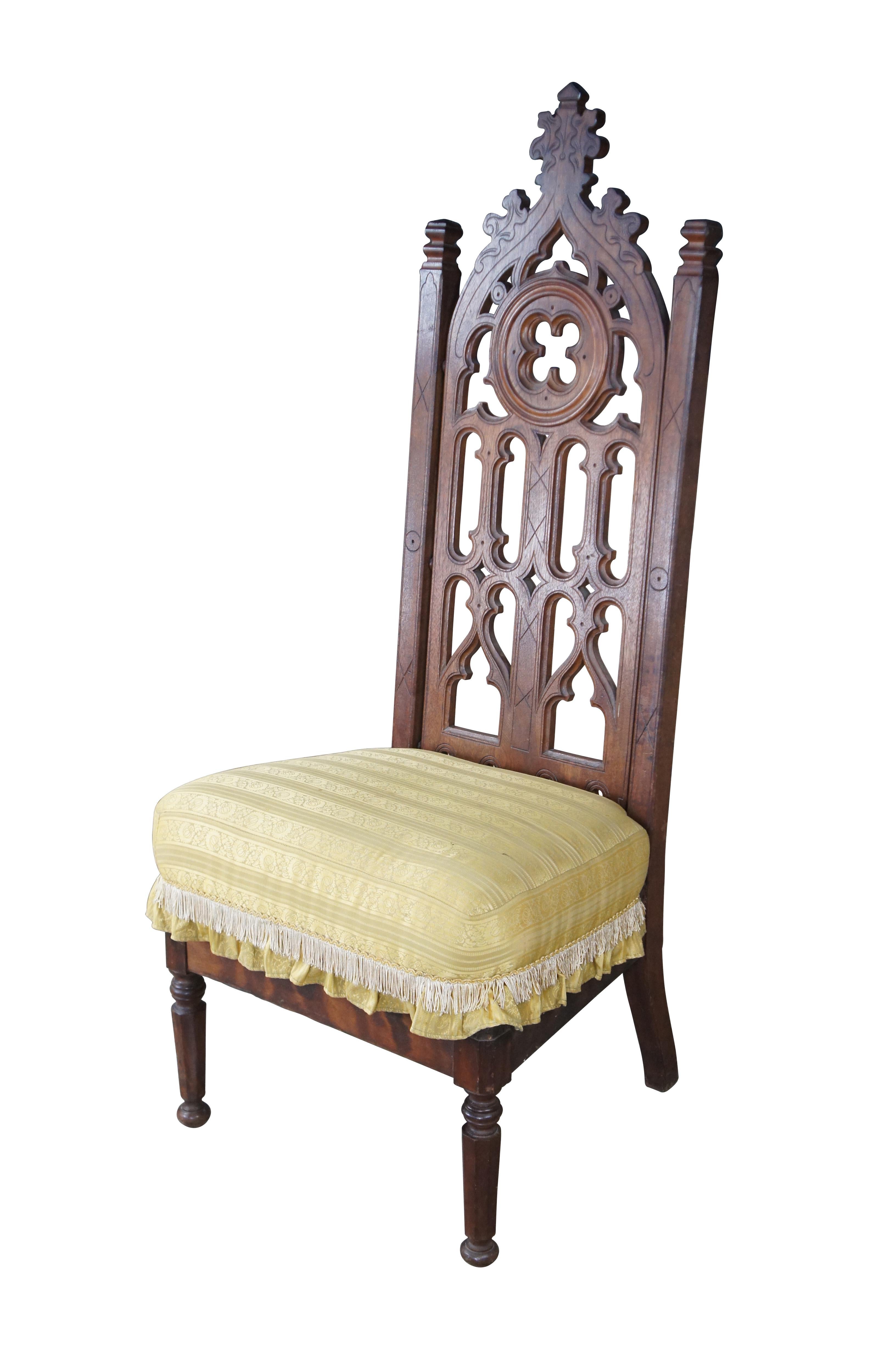 Grande sedia da trono antica in stile gotico americano, circa 1870.  Realizzato in noce, ha uno schienale a cattedrale traforato con archi e un trifoglio centrale.  La seduta è rivestita in seta con un motivo floreale a righe alternate e una gonna