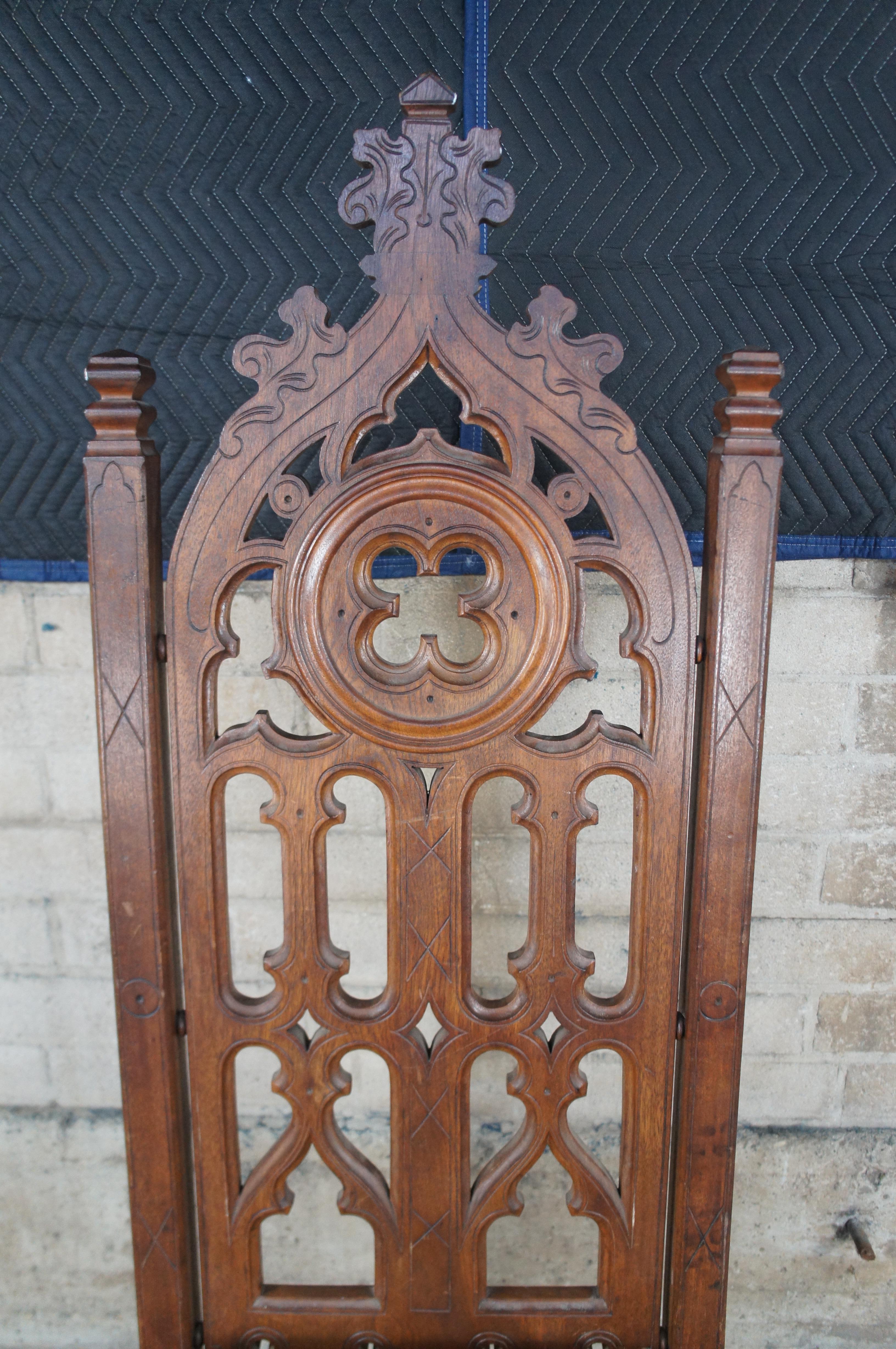 Antica sedia da trono in noce intagliato con schienale a cattedrale in stile gotico revival americano In condizioni buone in vendita a Dayton, OH