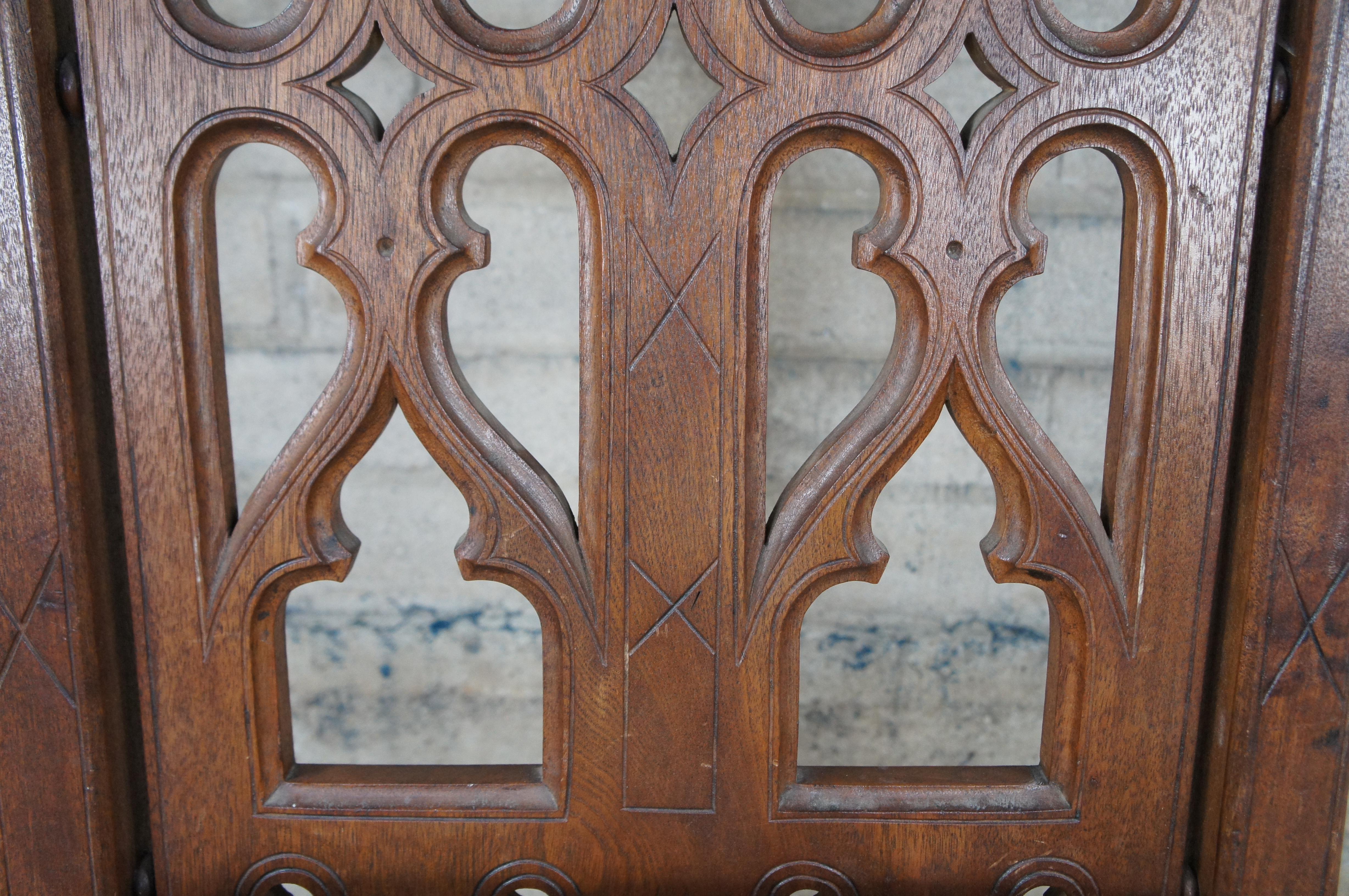 Tappezzeria Antica sedia da trono in noce intagliato con schienale a cattedrale in stile gotico revival americano in vendita