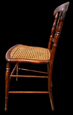 Silla de centro antigua americana de nogal tallado a mano con asiento de caña tejida