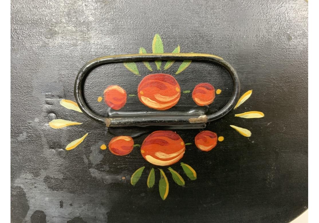 Un classico stampo americano per budino Tole Plum dipinto a mano. Lo stampo a due pezzi estraibile con tiretti in ottone è  dipinto con uno sfondo nero  e decorato con prugne, bacche e foglie colorate in stile Teorema con finiture dorate.