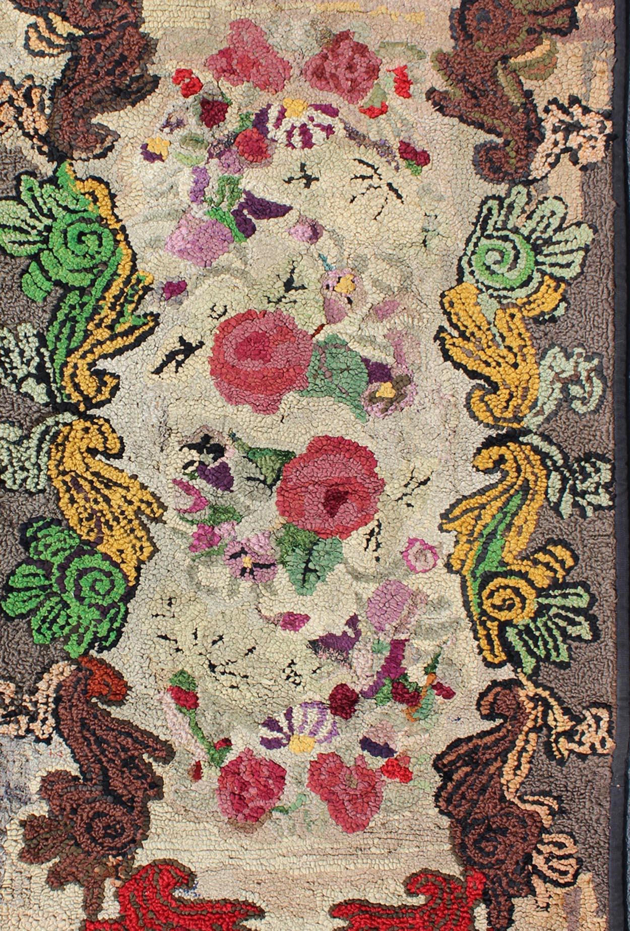 Farbenfroher und prächtiger amerikanischer Hakenteppich mit roten, rosa, grünen, braunen, grauen und gelben Blumenbouquets, Teppich G-0305, Herkunftsland / Typ: Vereinigte Staaten / Häkelteppich, um 1910.

Dieser antike amerikanische Hakenteppich