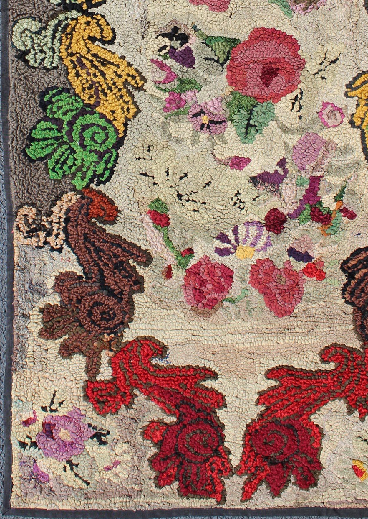 Antiker amerikanischer geblümter antiker Teppich mit Kapuze in schönen Farben Rot, Grün, Gelb (Amerikanisch Kolonial) im Angebot
