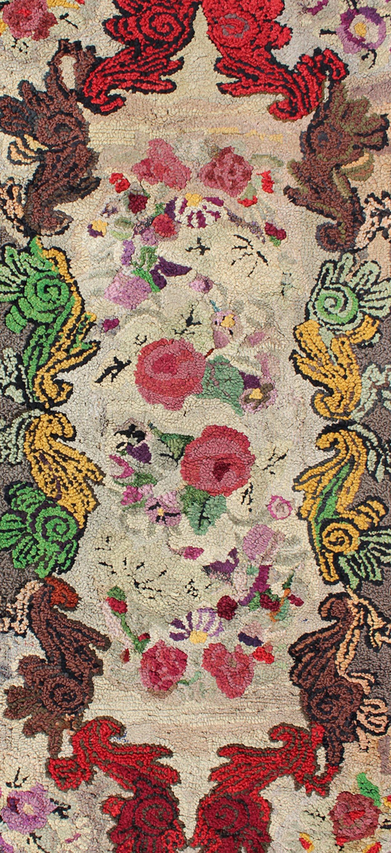 Antiker amerikanischer geblümter antiker Teppich mit Kapuze in schönen Farben Rot, Grün, Gelb (Handgeknüpft) im Angebot