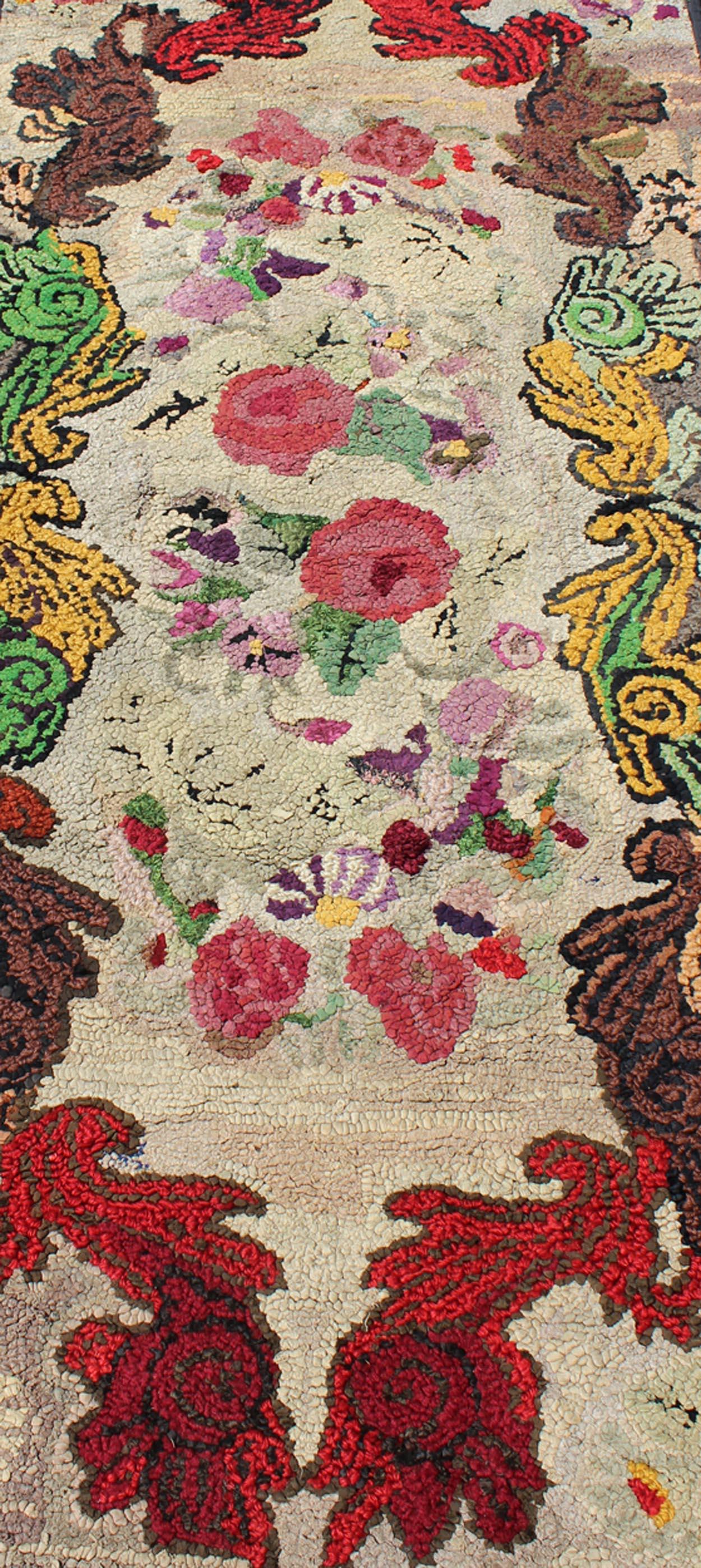 Antiker amerikanischer geblümter antiker Teppich mit Kapuze in schönen Farben Rot, Grün, Gelb im Zustand „Gut“ im Angebot in Atlanta, GA