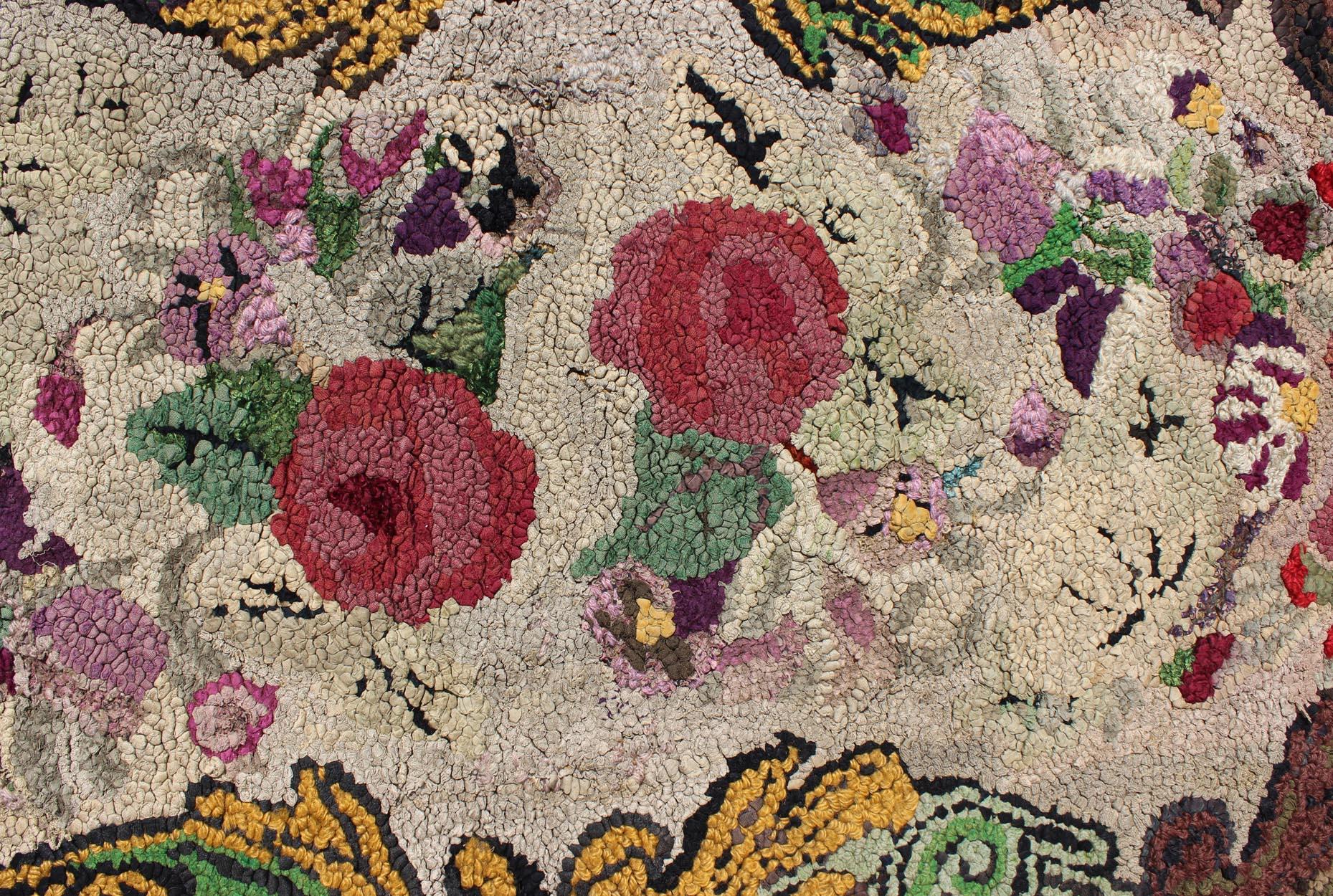 Antigua Alfombra Floral Americana Enganchada con Hermosos Colores Rojo, Verde, Amarillo en Bueno estado para la venta en Atlanta, GA