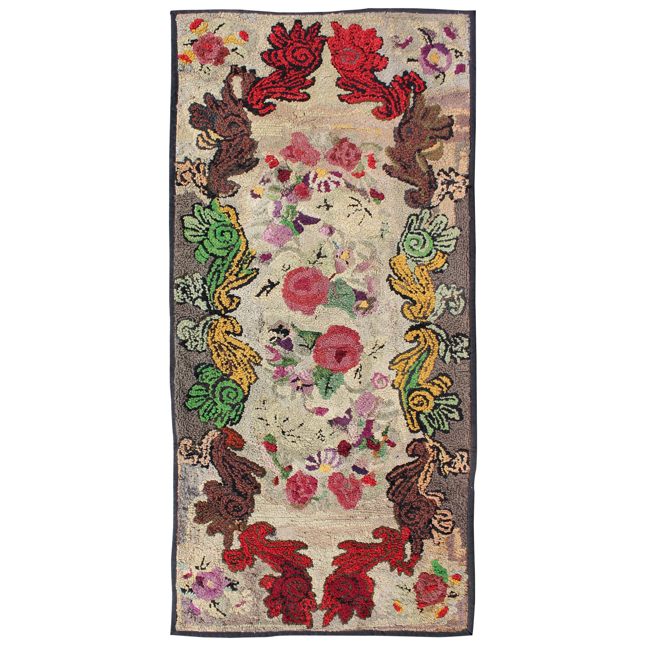 Antiker amerikanischer geblümter antiker Teppich mit Kapuze in schönen Farben Rot, Grün, Gelb im Angebot