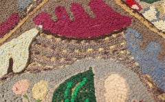 Ancien tapis américain à capuche à motifs floraux multicolores marron clair, vert, jaune