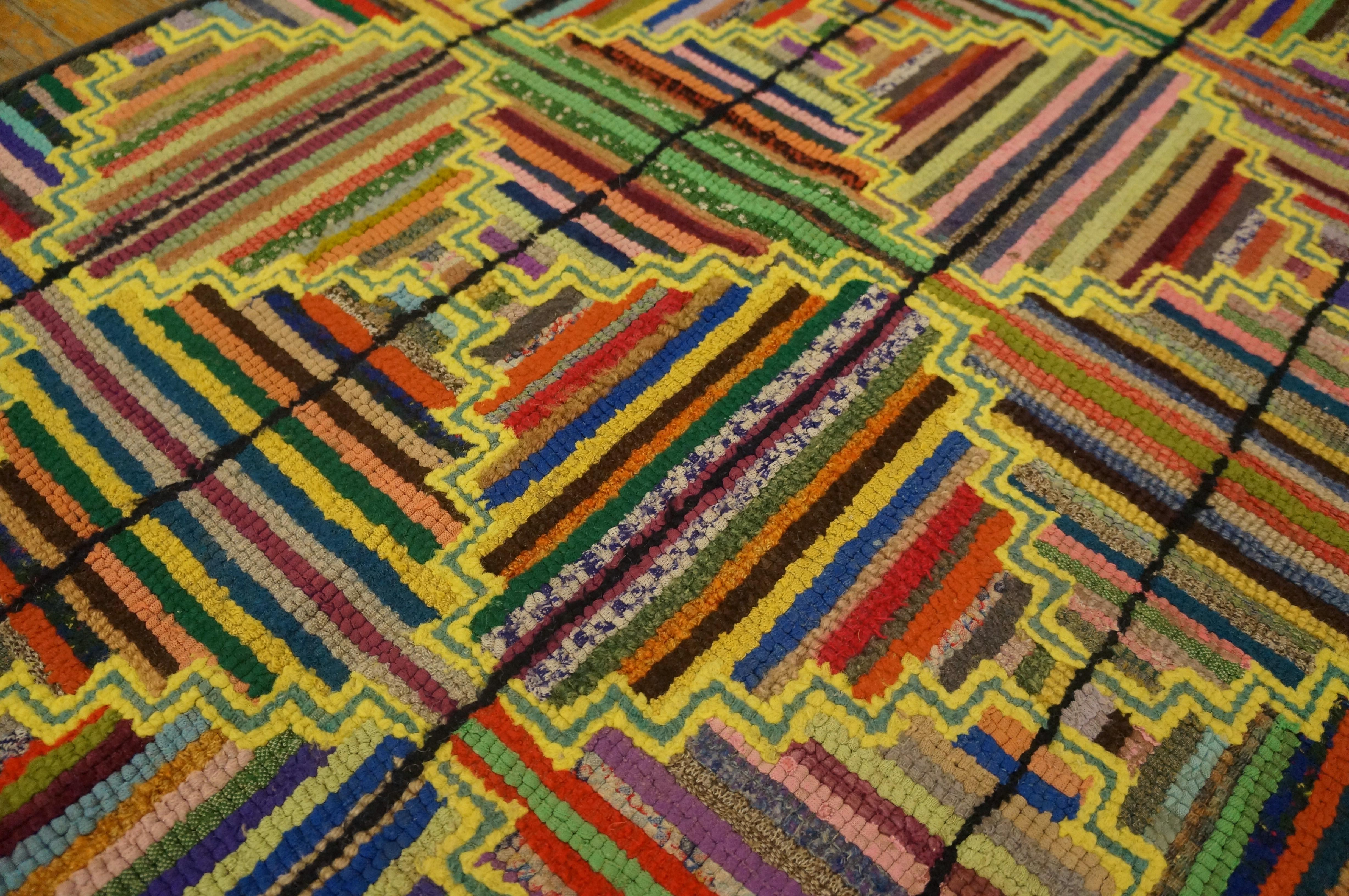 Mid-20th Century 1930s American Hooked Rug ( 2' 3'' x 3' 5'' - 68 x 104 cm) For Sale