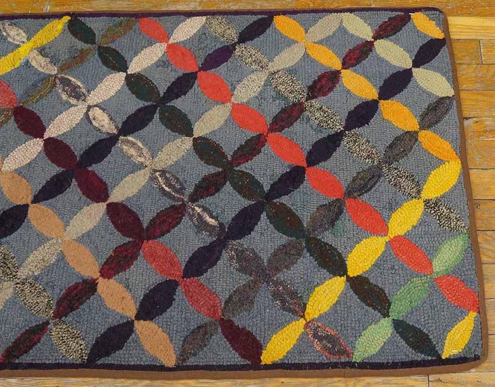 Tissé à la main Tapis à capuche américain des années 1930 ( 2' 4'' x 3' 7'' - 72 x 110 cm) en vente