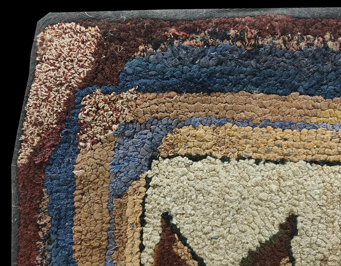 Amerikanischer Kapuzenteppich mit Kapuze aus der Mitte des 20. Jahrhunderts ( 2'4