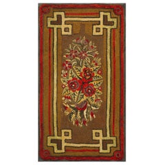 Tapis à capuche américain ancien de 2' 4"" x 4' 4"