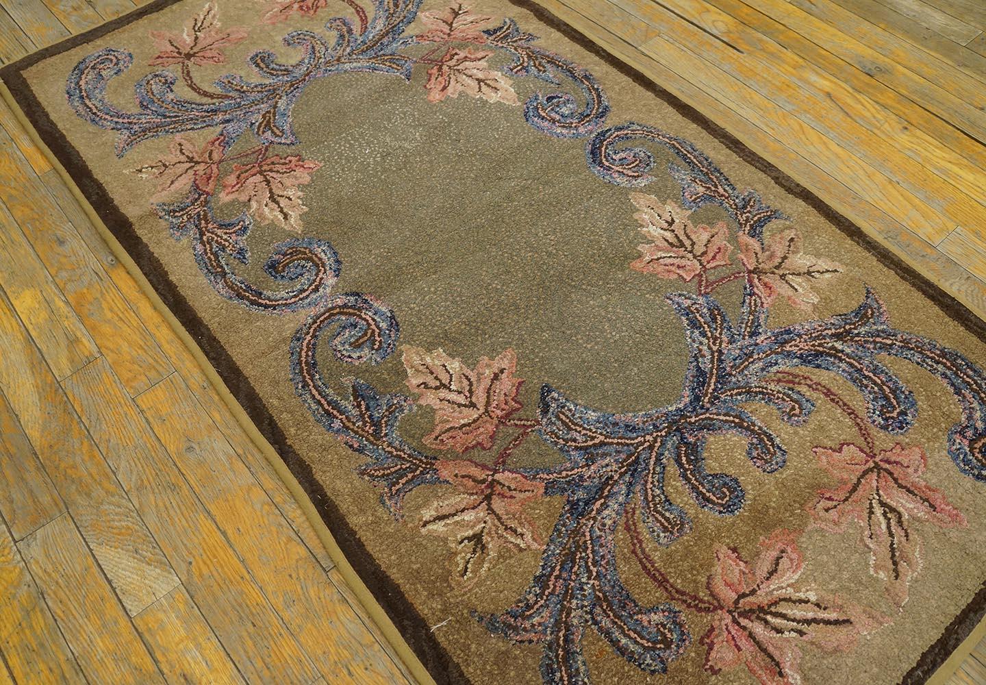 Tissé à la main Tapis à capuche américain ancien de 2' 6