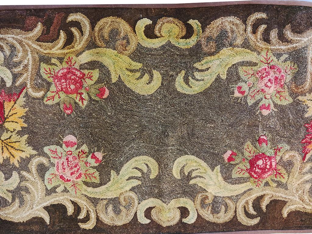 1920s American Hooked Rug ( 2' 8' 'x 5' 2'' - 82 x 158 cm ) In Good Condition For Sale In New York, NY