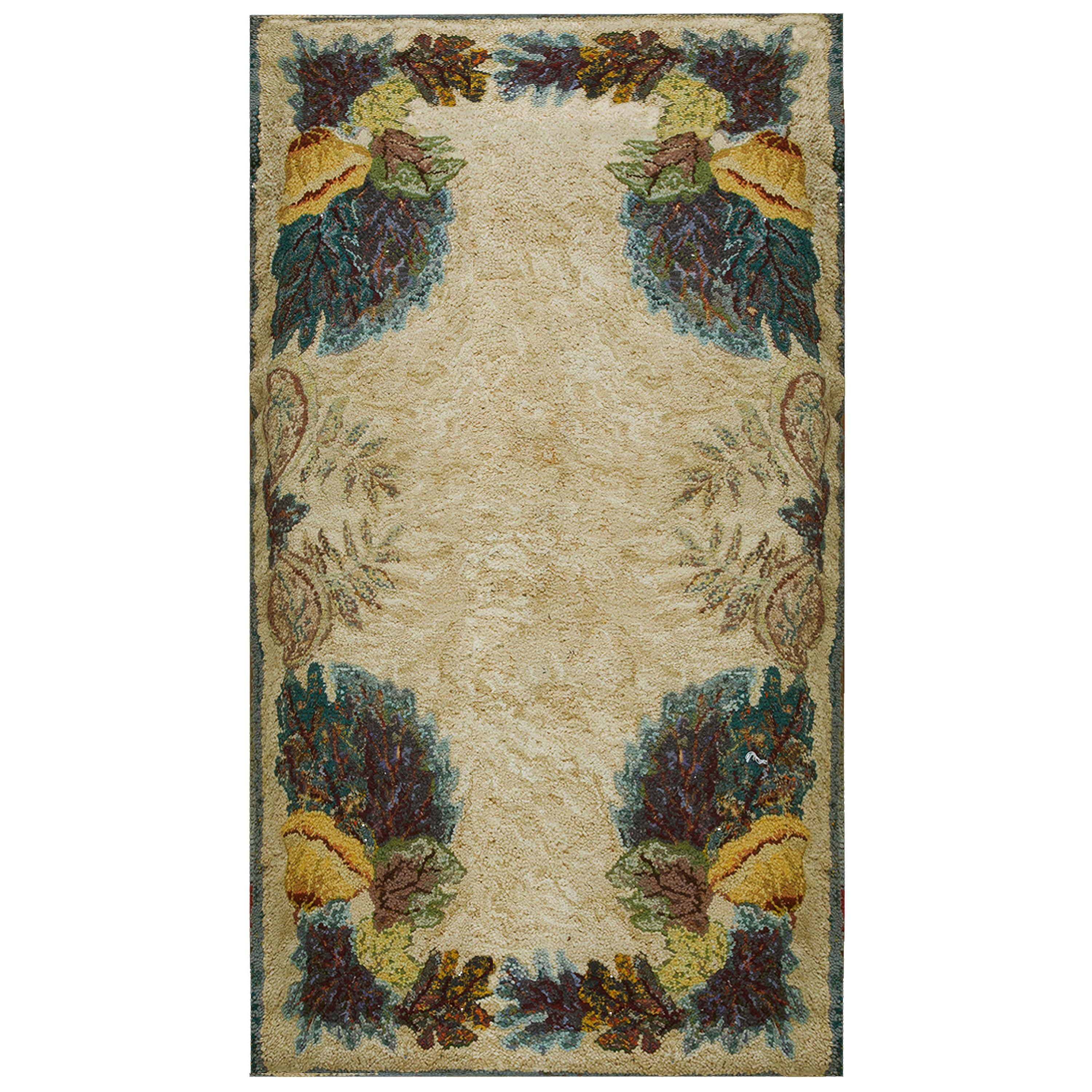 Early 20th Century American Hooked Rug ( 2'10" x 4'9" - 86 x 144 cm ) For Sale