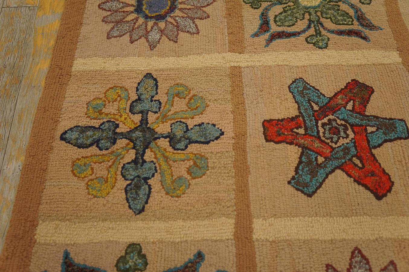 Amerikanischer Kapuzenteppich aus der Mitte des 20. Jahrhunderts ( 1,82 m x 1,82 m – 82 x 127 cm) (Wolle) im Angebot