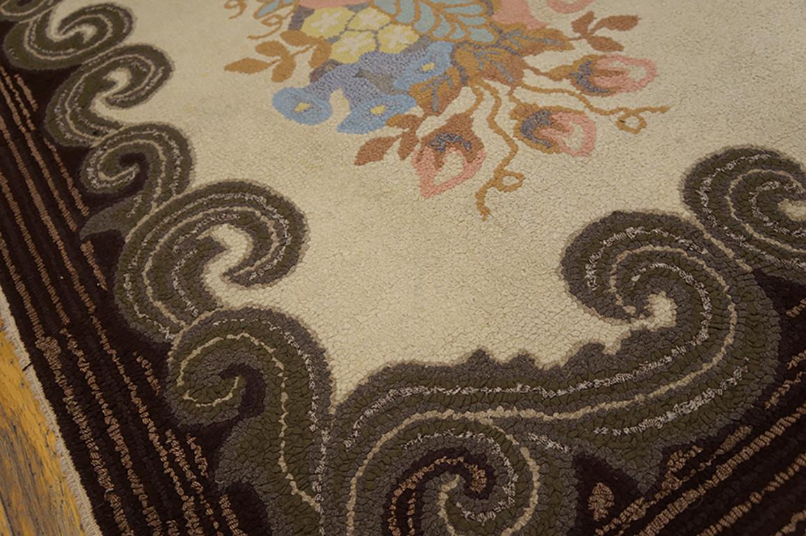Milieu du XXe siècle Tapis à capuche américain ancien de 3' 2