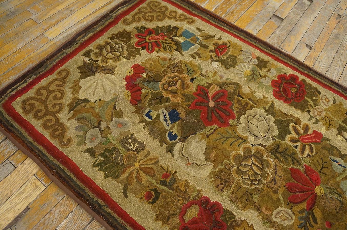 Wool 19th Century American Hooked Rug ( 3'3'' x 5' - 99 x 152 ) For Sale