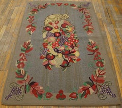 Special Floral Center in a Gray Background Color Vintage American Hooked Rug