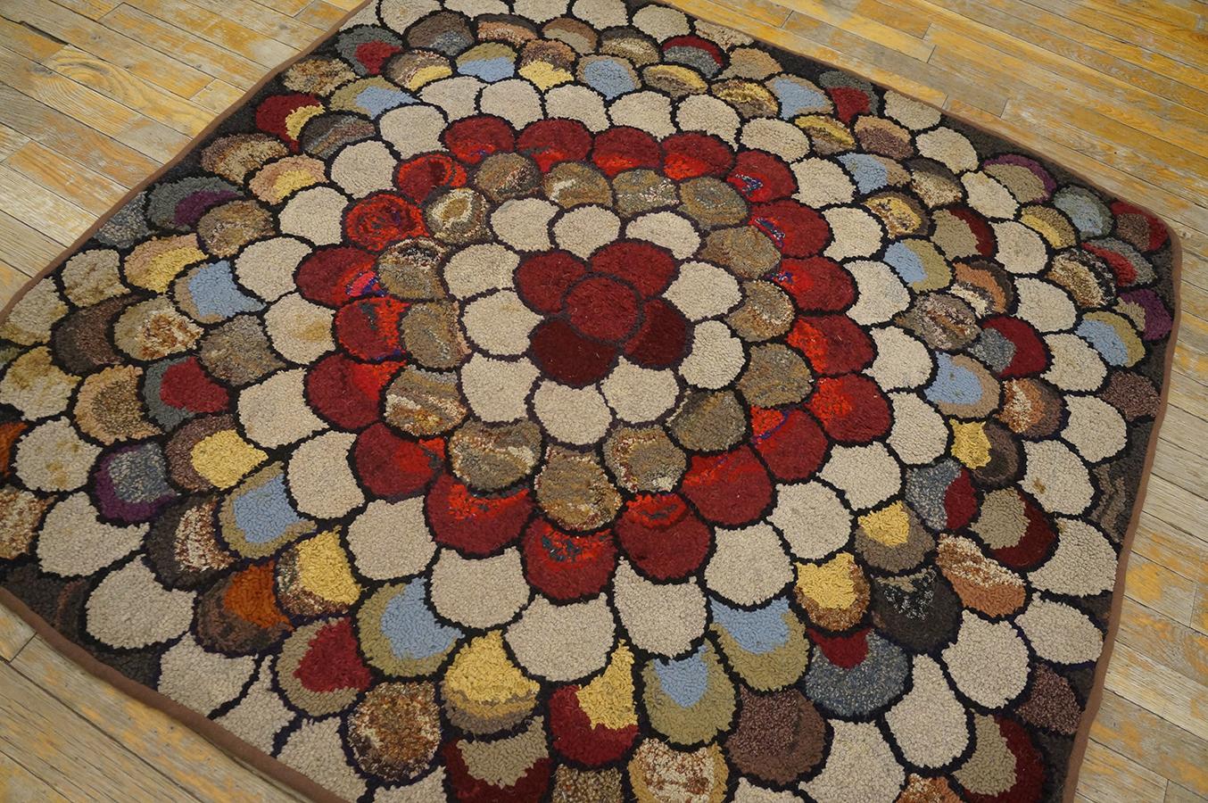Tapis à capuche américain ancien de 4' 0''x4' 0'' en vente 5
