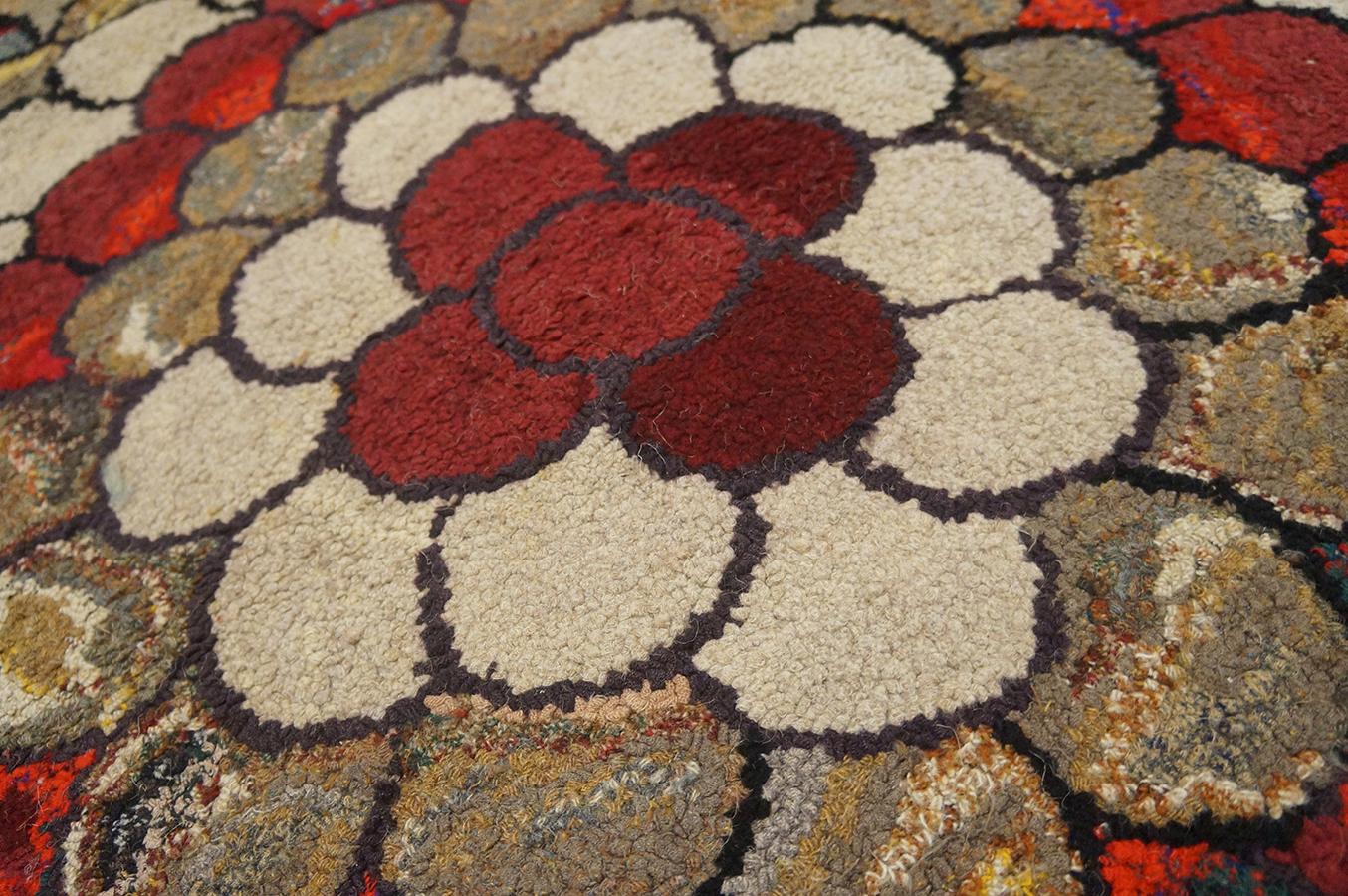 Tapis à capuche américain ancien de 4' 0''x4' 0'' en vente 7