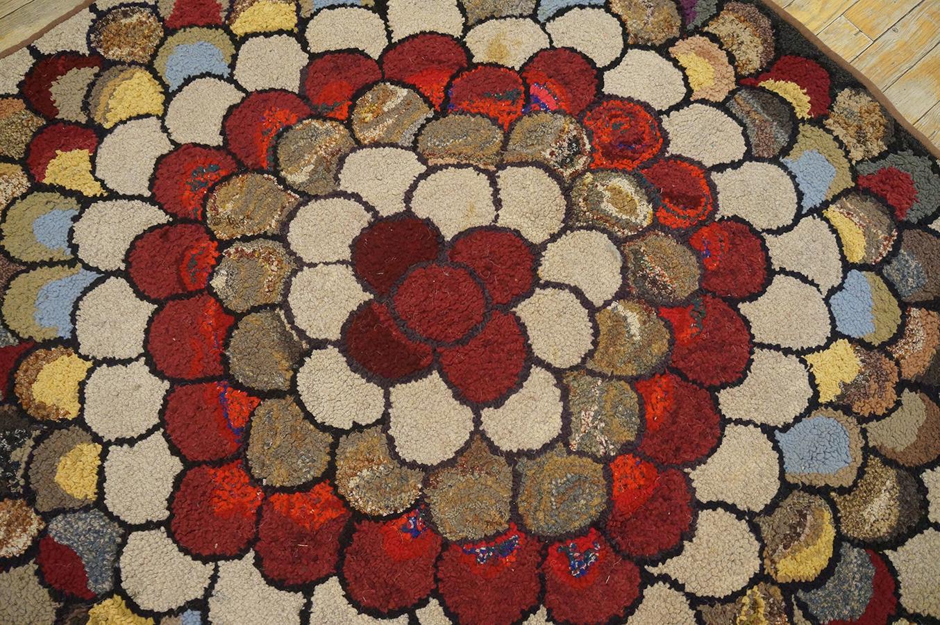 Milieu du XXe siècle Tapis à capuche américain ancien de 4' 0''x4' 0'' en vente