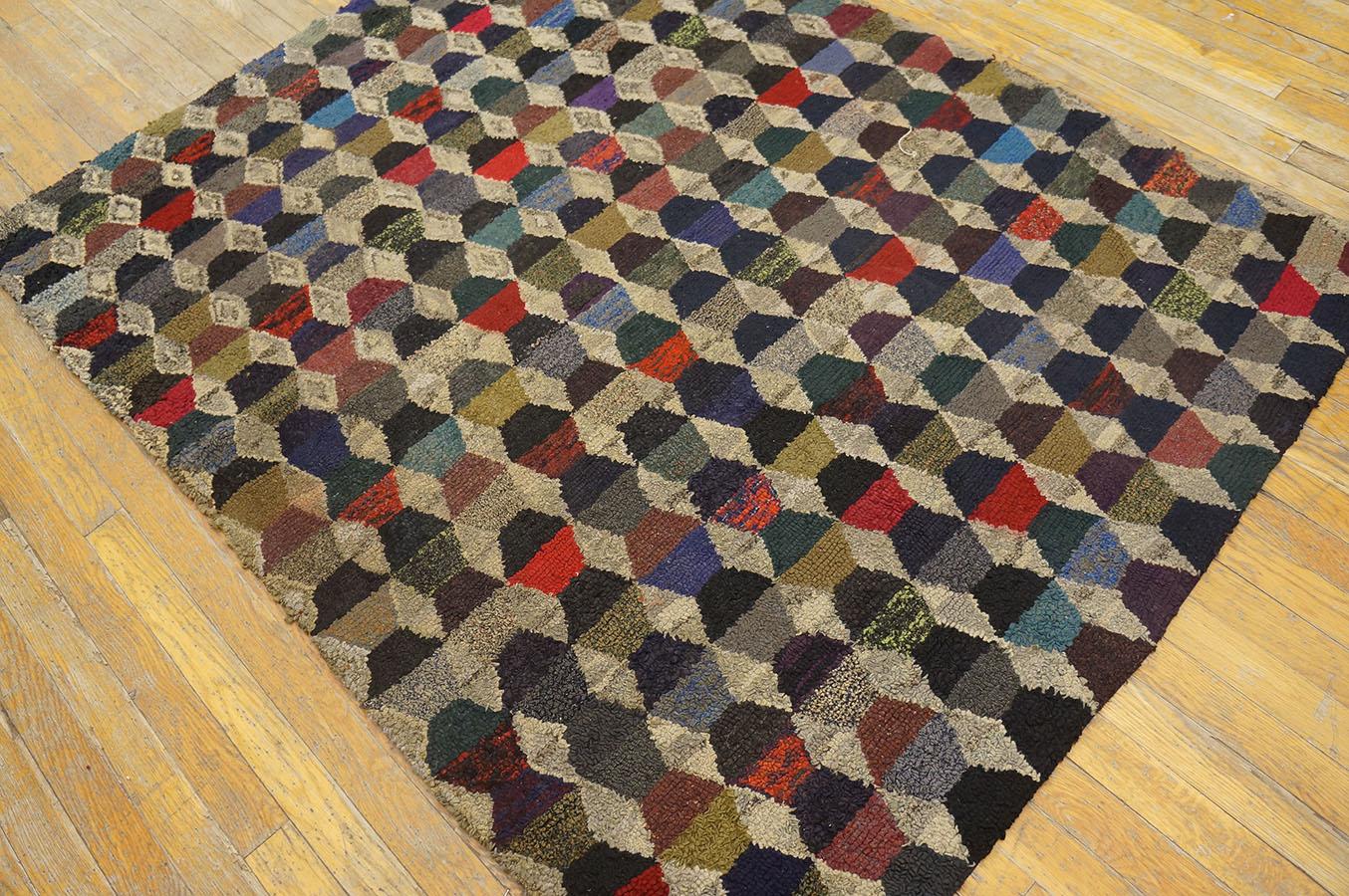 Hand-Woven Early 20th Century American Hooked Rug ( 4'2'' x 5'4'' - 127 x 162 cm ) For Sale
