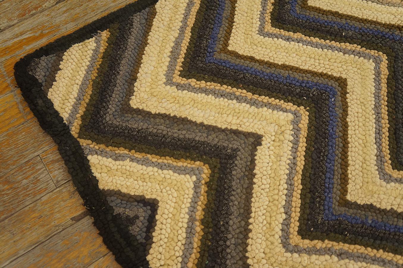 Amerikanischer Vintage-Teppich mit Kapuze aus der Mitte des 20. Jahrhunderts ( 4'6