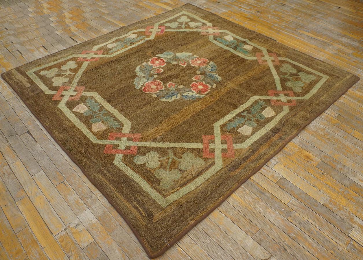 Hand-Woven Early 20th Century American Hooked Rug ( 5' 9''x5' 10'' - 175 x 177 cm ) For Sale