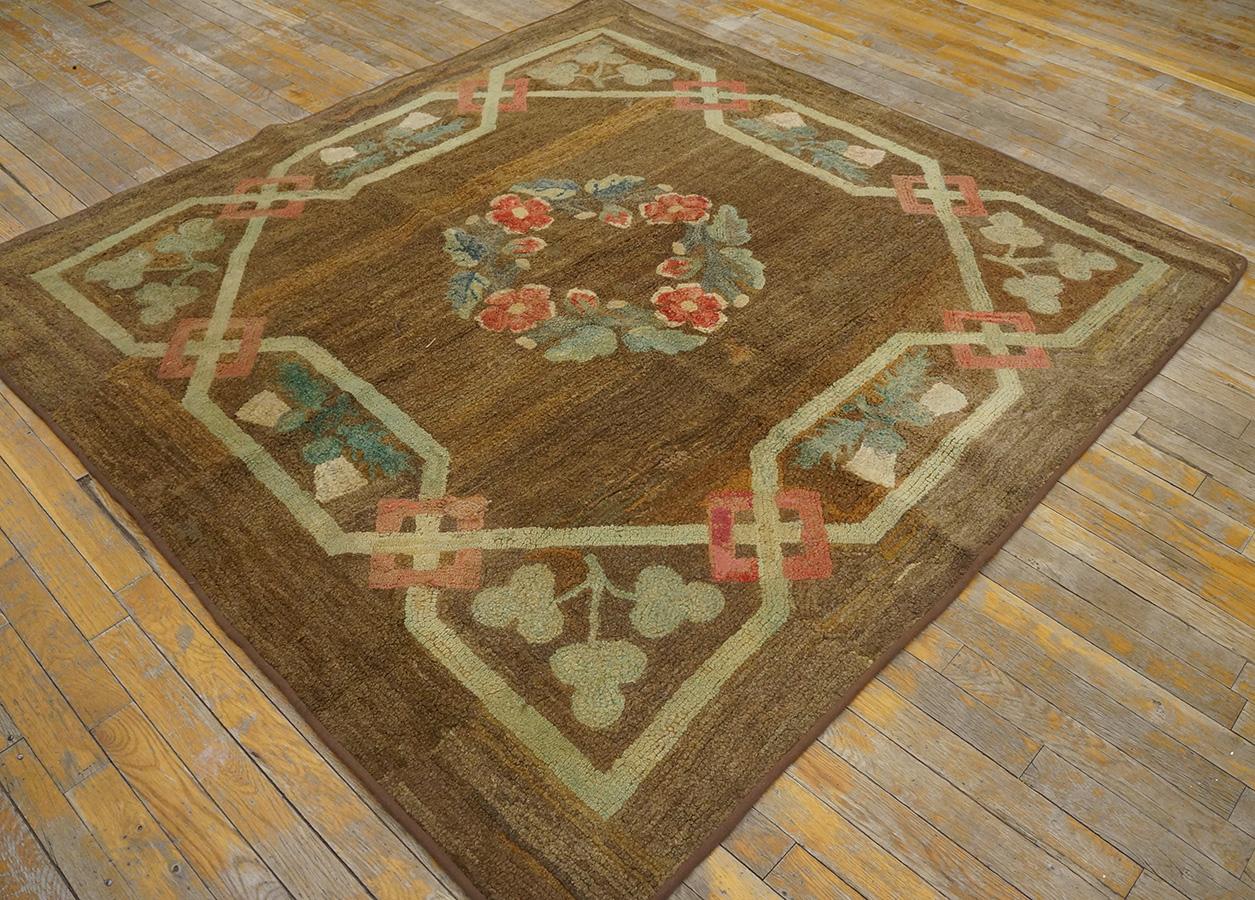 Early 20th Century American Hooked Rug ( 5' 9''x5' 10'' - 175 x 177 cm ) In Good Condition For Sale In New York, NY