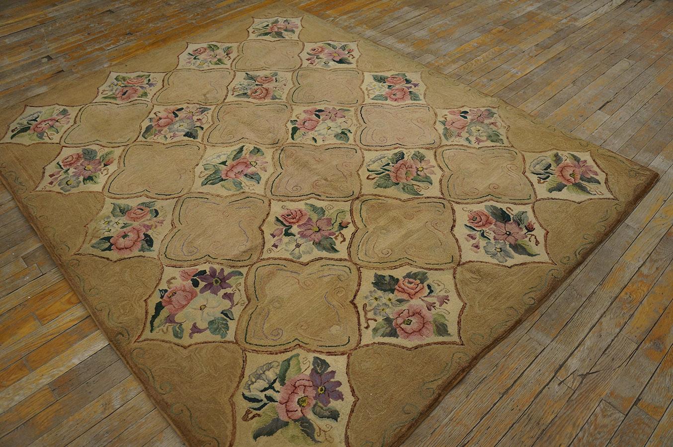 Amerikanischer Kapuzenteppich aus der Mitte des 20. Jahrhunderts (1,6 m x 1,82 m – 160 x 200 cm) (amerikanisch) im Angebot