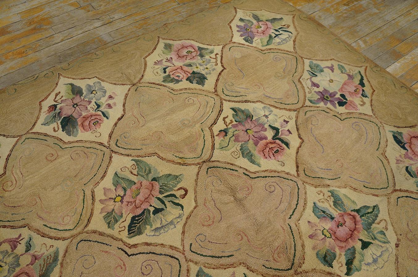 Amerikanischer Kapuzenteppich aus der Mitte des 20. Jahrhunderts (1,6 m x 1,82 m – 160 x 200 cm) im Zustand „Gut“ im Angebot in New York, NY
