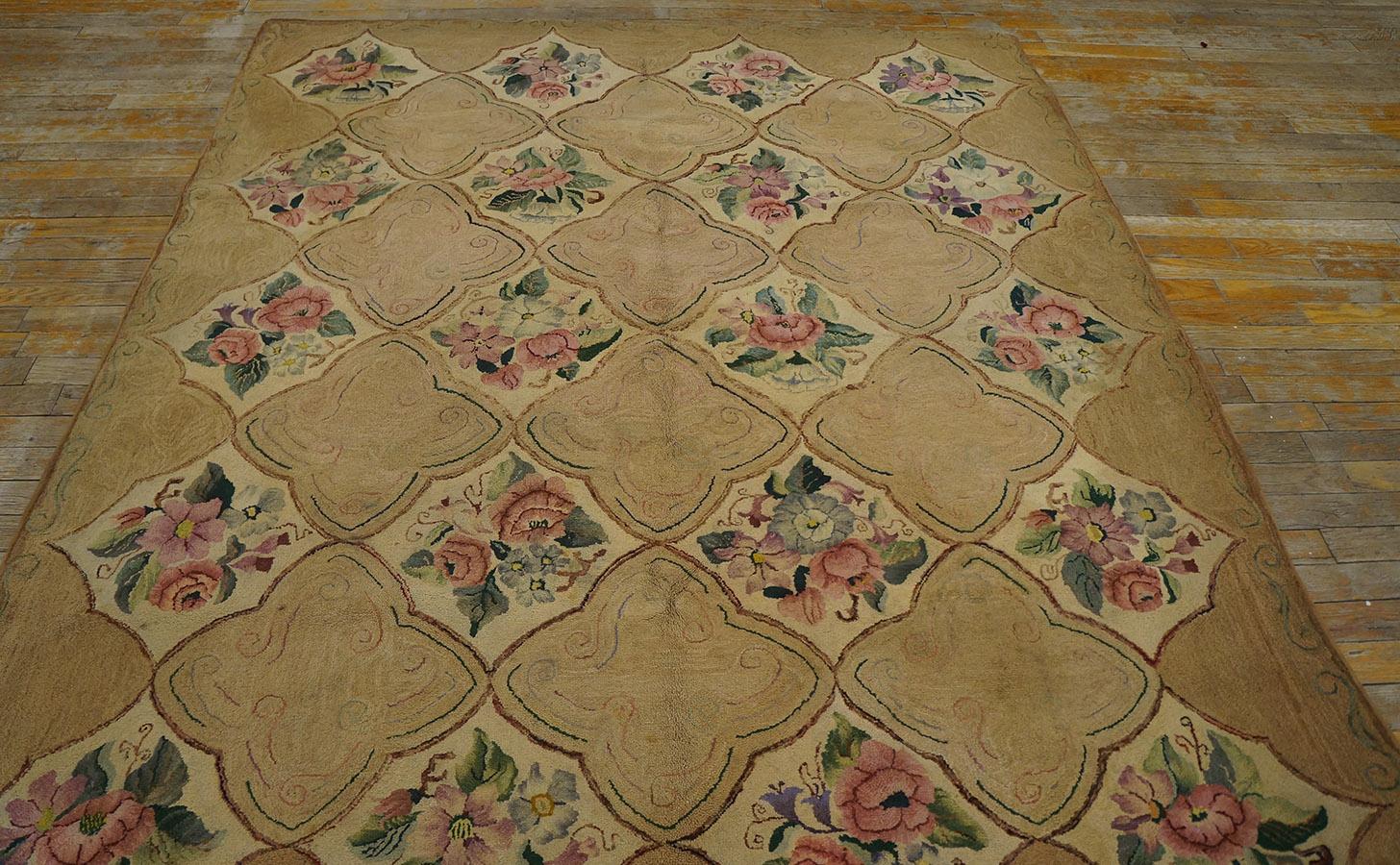 Amerikanischer Kapuzenteppich aus der Mitte des 20. Jahrhunderts (1,6 m x 1,82 m – 160 x 200 cm) (Wolle) im Angebot