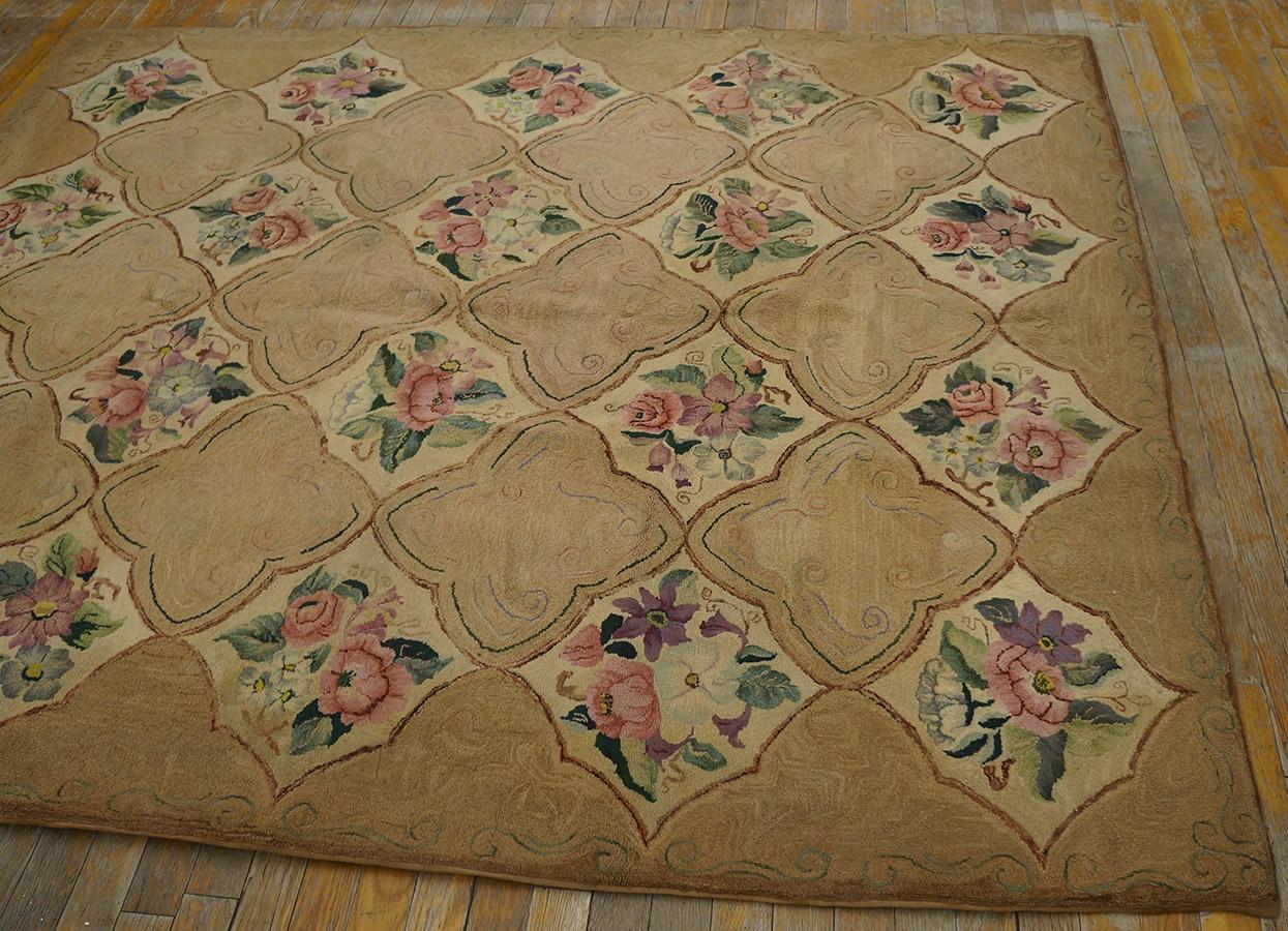 Amerikanischer Kapuzenteppich aus der Mitte des 20. Jahrhunderts (1,6 m x 1,82 m – 160 x 200 cm) im Angebot 1
