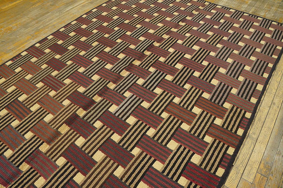 Amerikanischer Hakenteppich aus der Mitte des 20. Jahrhunderts ( 1,82 m x 1,88 m – 188 x 265 cm) (Wolle) im Angebot