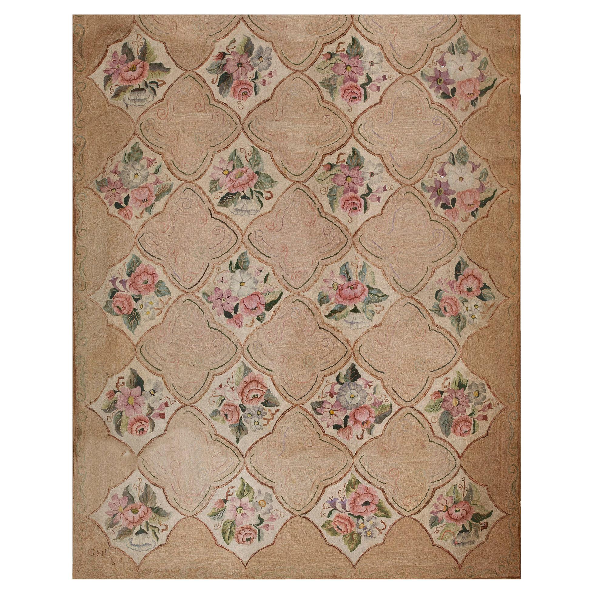 Amerikanischer Kapuzenteppich aus der Mitte des 20. Jahrhunderts (1,6 m x 1,82 m – 160 x 200 cm) im Angebot