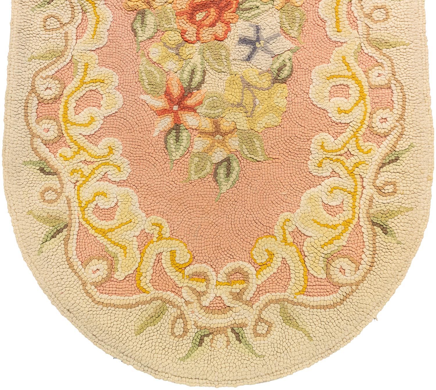Antiker amerikanischer Lachsfarbener Teppich mit Kapuze (American Arts and Crafts) im Angebot