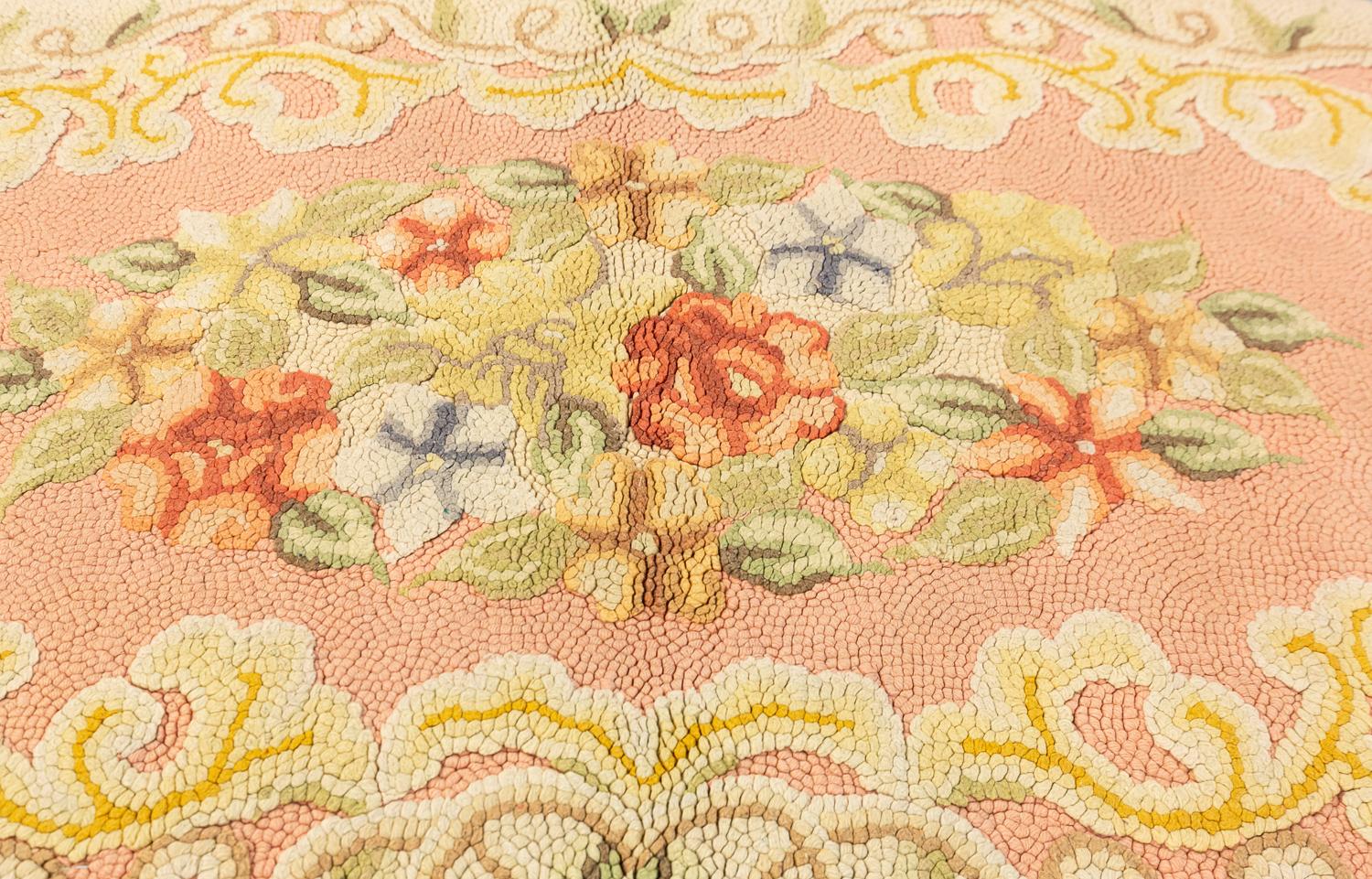 Antiker amerikanischer Lachsfarbener Teppich mit Kapuze (Handgeknüpft) im Angebot
