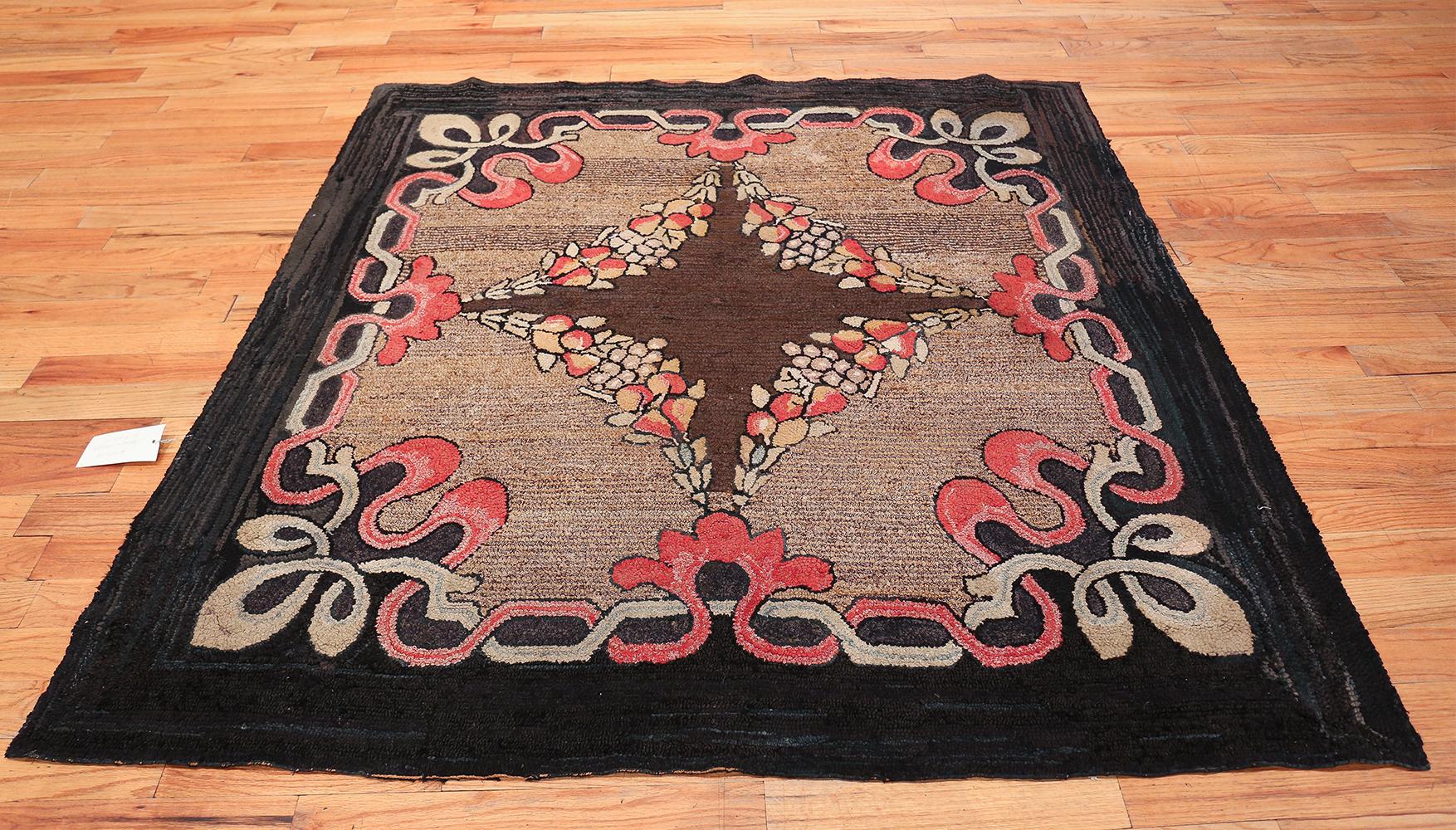 Antique American Hooked Rug. Size: 5 ft 9 in x 5 ft 10 in For Sale 5