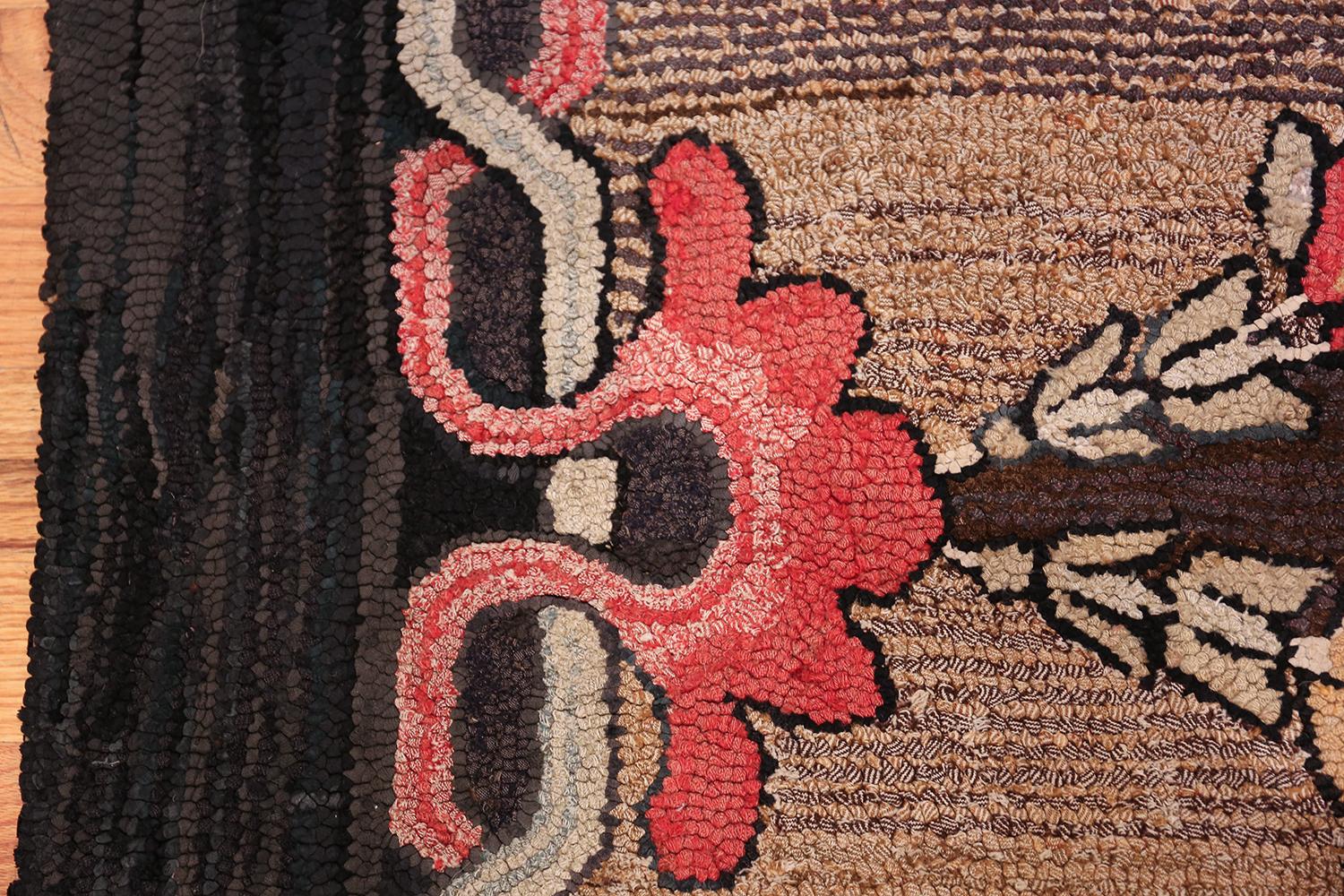 Antique American Hooked Rug. Size: 5 ft 9 in x 5 ft 10 in In Excellent Condition For Sale In New York, NY