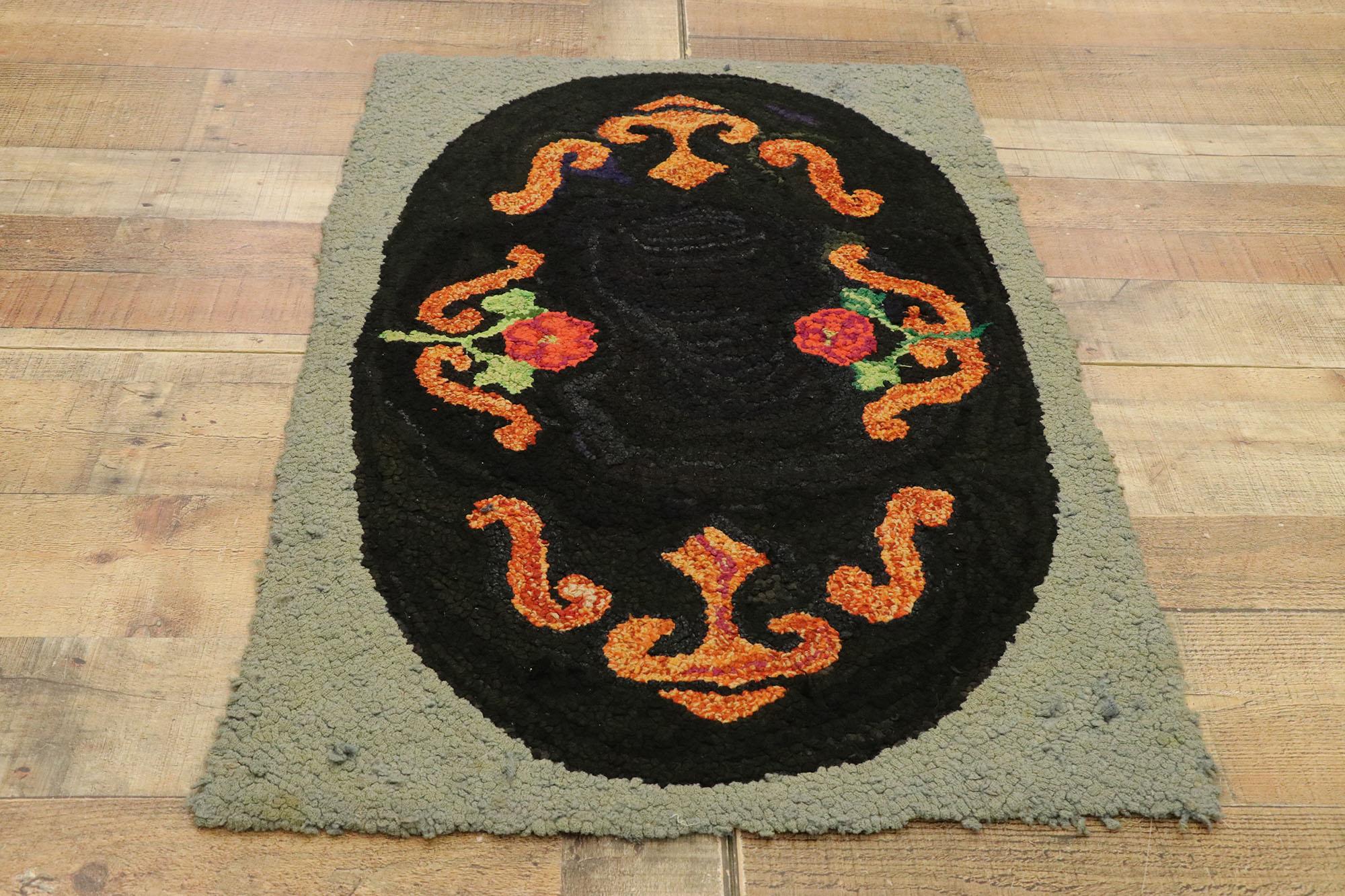 Antique American Hooked Rug with Cozy Cottage Colonial Style In Distressed Condition For Sale In Dallas, TX